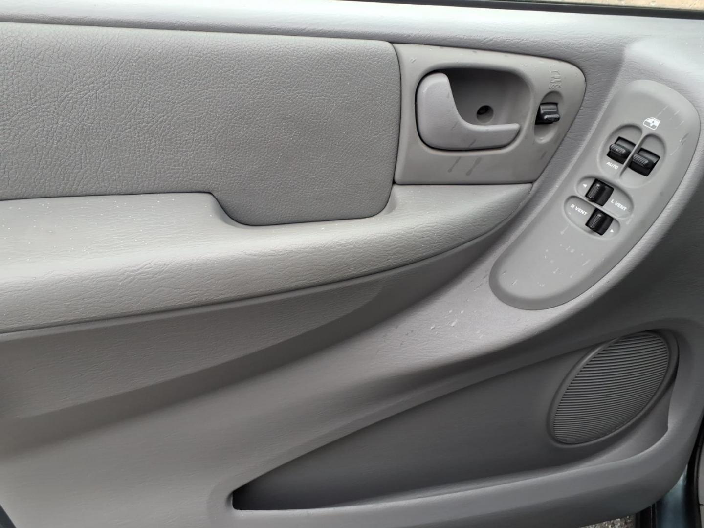 2007 Grey Dodge Grand Caravan SXT (2D4GP44L97R) with an 3.8L 6 Cylinder Fuel Injected engine, Automatic transmission, located at 50 Eastern Blvd., Essex, MD, 21221, (410) 686-3444, 39.304367, -76.484947 - Photo#10