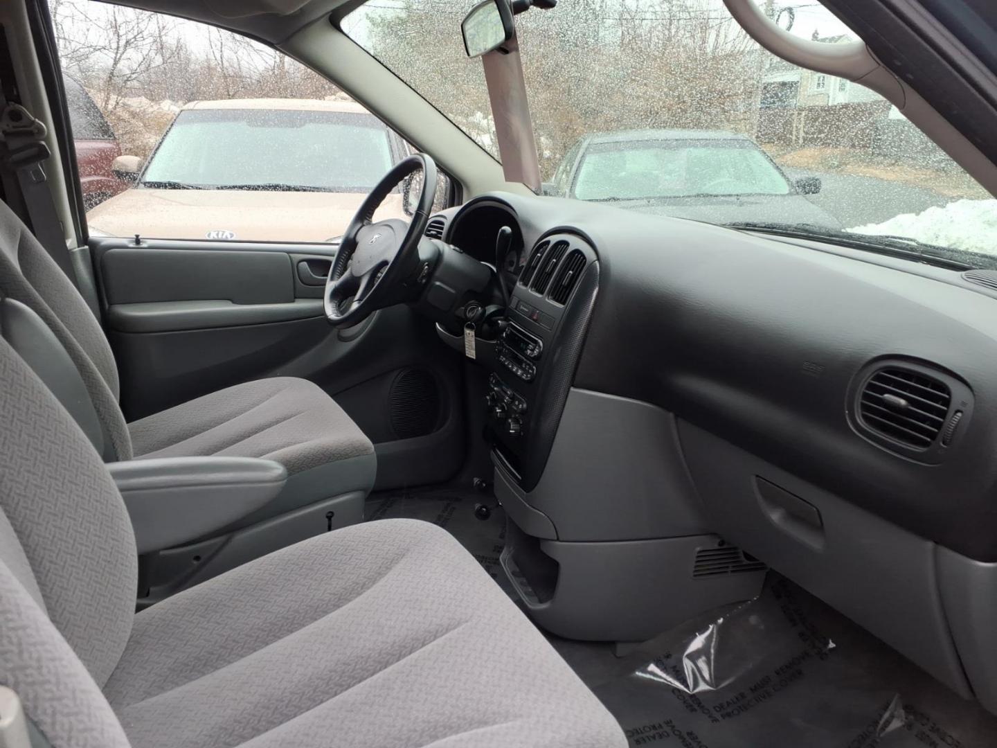 2007 Grey Dodge Grand Caravan SXT (2D4GP44L97R) with an 3.8L 6 Cylinder Fuel Injected engine, Automatic transmission, located at 50 Eastern Blvd., Essex, MD, 21221, (410) 686-3444, 39.304367, -76.484947 - Photo#17