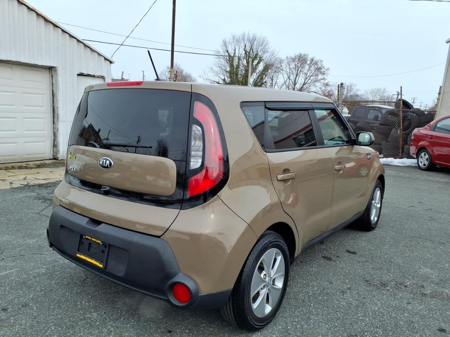 2015 Latte Brown Kia Soul Base (KNDJN2A2XF7) with an 1.6L 1.6L I4 130hp 118ft. lbs. Fuel Injected engine, 6-Speed Shiftable Automatic transmission, located at 50 Eastern Blvd., Essex, MD, 21221, (410) 686-3444, 39.304367, -76.484947 - Photo#4