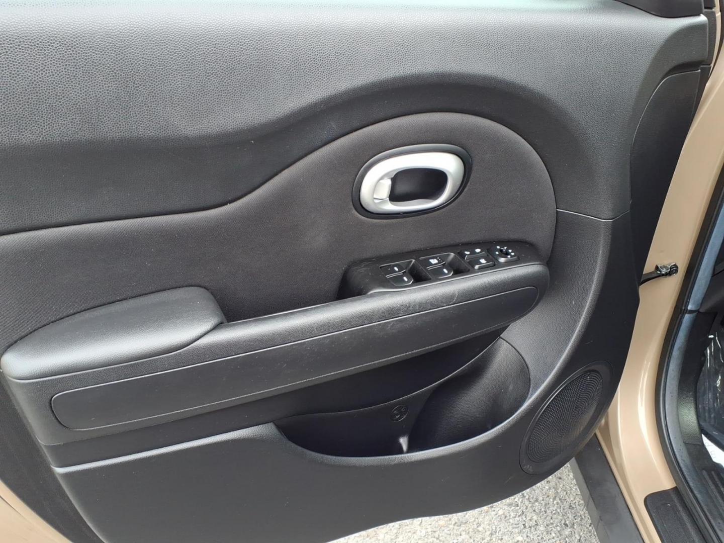 2015 Latte Brown Kia Soul Base (KNDJN2A2XF7) with an 1.6L 1.6L I4 130hp 118ft. lbs. Fuel Injected engine, 6-Speed Shiftable Automatic transmission, located at 50 Eastern Blvd., Essex, MD, 21221, (410) 686-3444, 39.304367, -76.484947 - Photo#9