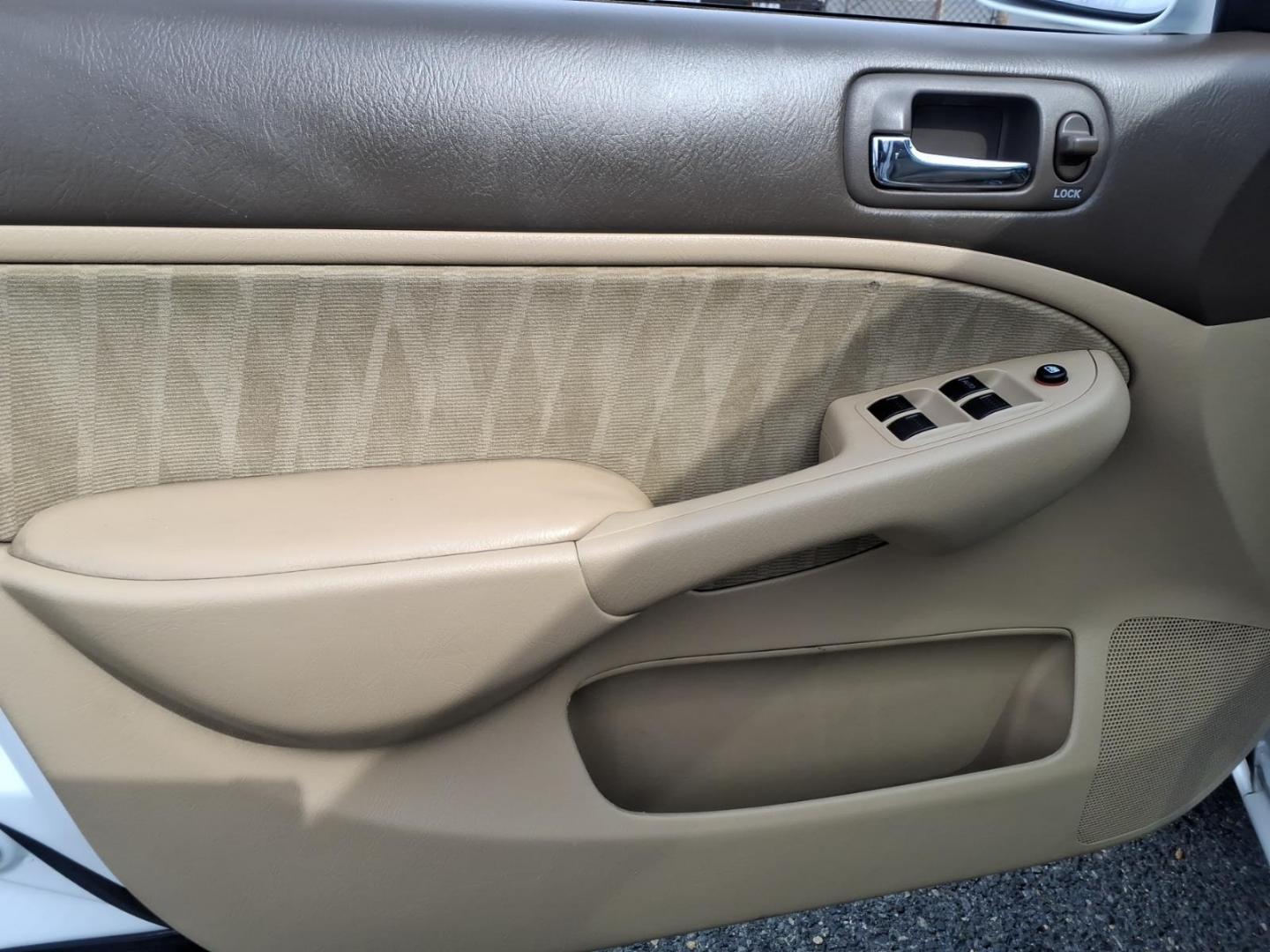 2004 White Honda Civic (2HGES257X4H) with an 1.7L 4 Cylinder Fuel Injected engine, Automatic transmission, located at 50 Eastern Blvd., Essex, MD, 21221, (410) 686-3444, 39.304367, -76.484947 - Photo#10