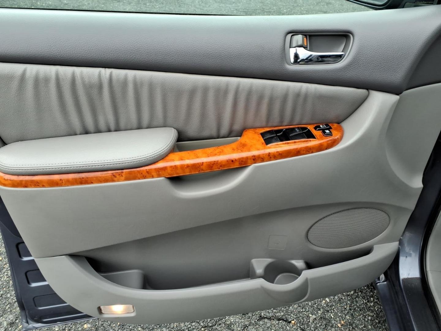 2006 Blue Mirage Metallic Toyota Sienna XLE Limited 7 Passenger (5TDBA22C06S) with an 3.3L 3L NA V6 double overhead cam (DOHC) 24V Fuel Injected engine, 5-Speed Automatic transmission, located at 50 Eastern Blvd., Essex, MD, 21221, (410) 686-3444, 39.304367, -76.484947 - Photo#8