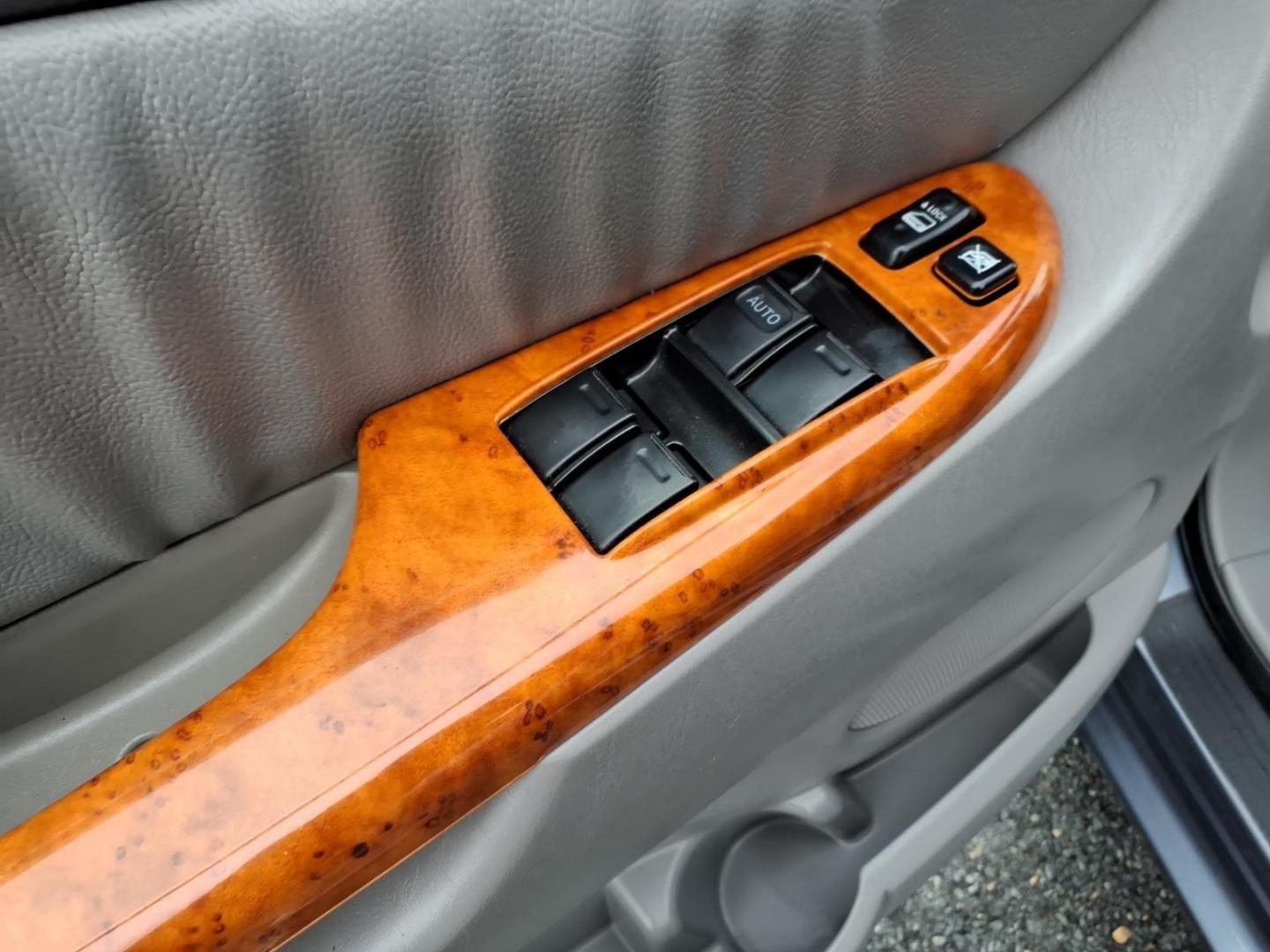 2006 Blue Mirage Metallic Toyota Sienna XLE Limited 7 Passenger (5TDBA22C06S) with an 3.3L 3L NA V6 double overhead cam (DOHC) 24V Fuel Injected engine, 5-Speed Automatic transmission, located at 50 Eastern Blvd., Essex, MD, 21221, (410) 686-3444, 39.304367, -76.484947 - Photo#9