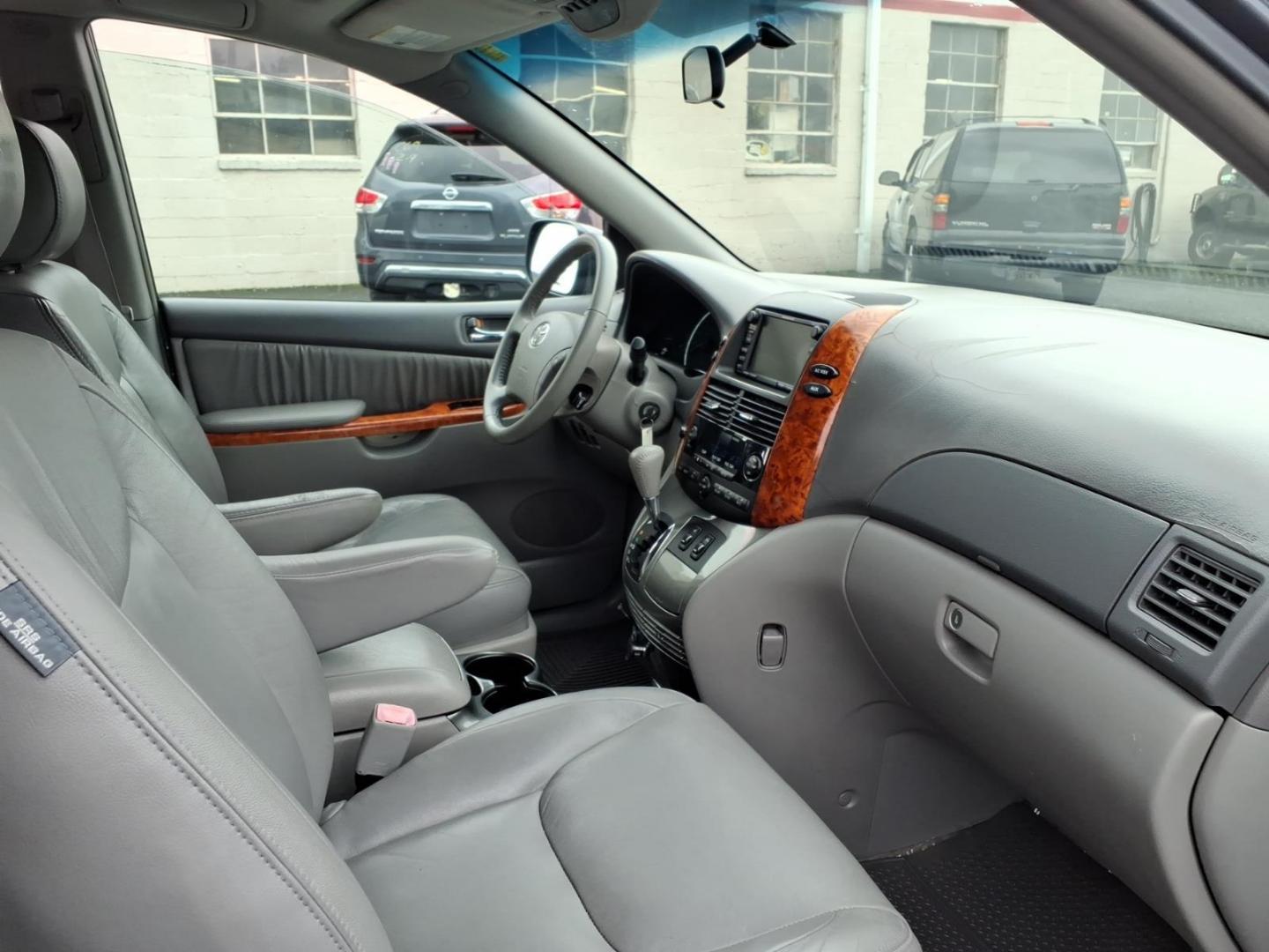 2006 Blue Mirage Metallic Toyota Sienna XLE Limited 7 Passenger (5TDBA22C06S) with an 3.3L 3L NA V6 double overhead cam (DOHC) 24V Fuel Injected engine, 5-Speed Automatic transmission, located at 50 Eastern Blvd., Essex, MD, 21221, (410) 686-3444, 39.304367, -76.484947 - Photo#13