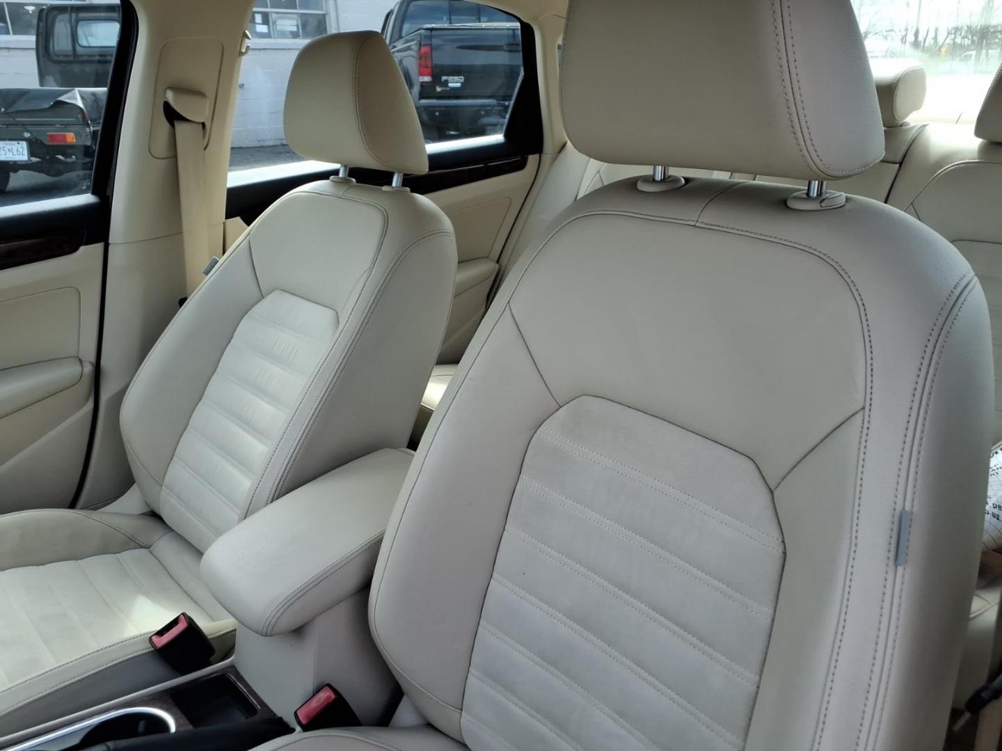 2013 Burgundy Volkswagen Passat TDI SEL Premium (1VWCN7A33DC) with an 2.0L 2.0L Diesel Turbo I4 140hp 236ft. lbs. Turbo Diesel engine, 6-Speed Double Clutch transmission, located at 50 Eastern Blvd., Essex, MD, 21221, (410) 686-3444, 39.304367, -76.484947 - Photo#8