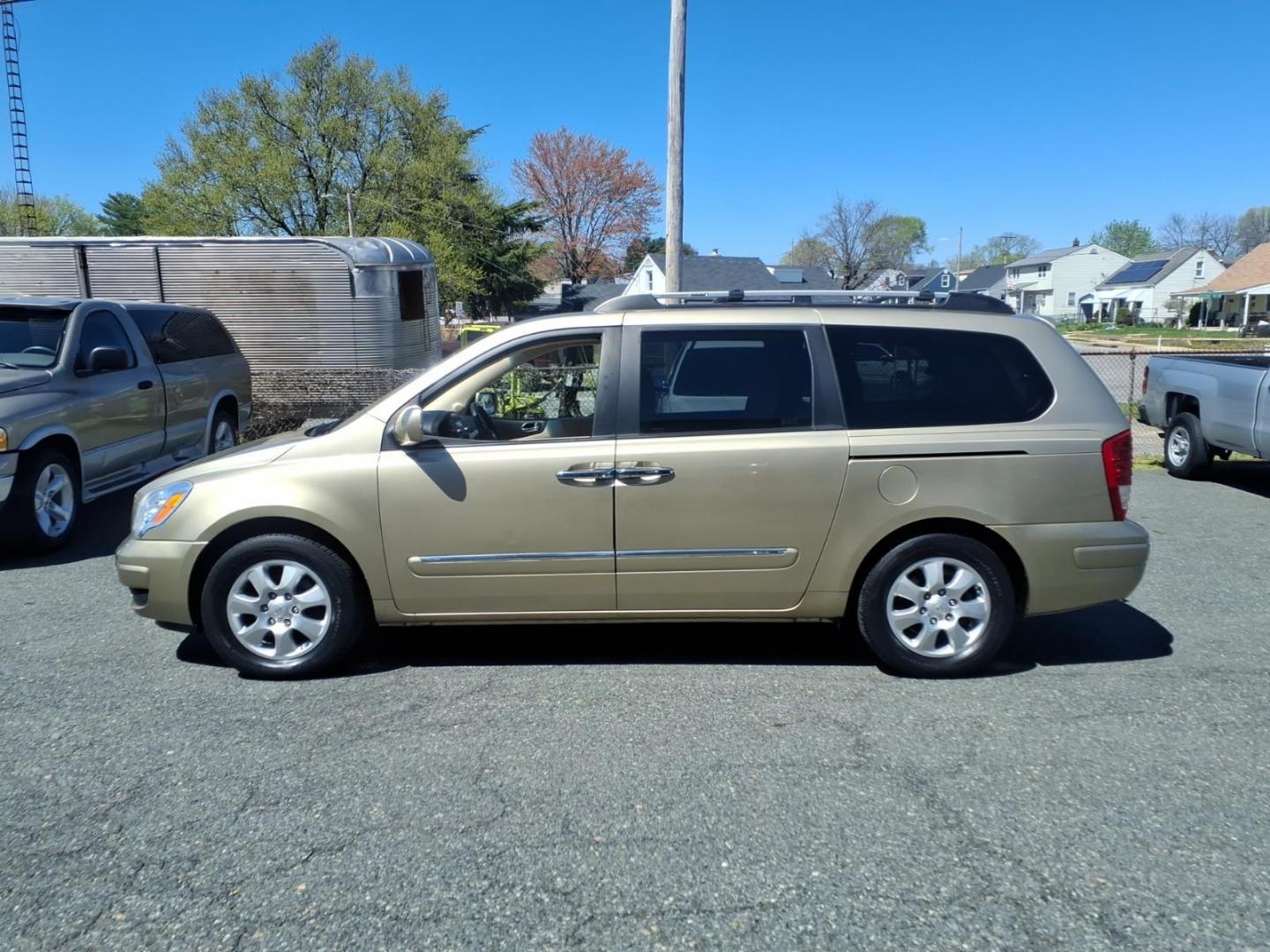 2007 Gold Hyundai Entourage GLS (KNDMC233876) with an 3.8L 3.8L V6 double overhead camshaft 24V Sequential-Port F.I. engine, 5-Speed Shiftable Automatic transmission, located at 50 Eastern Blvd., Essex, MD, 21221, (410) 686-3444, 39.304367, -76.484947 - Photo#1