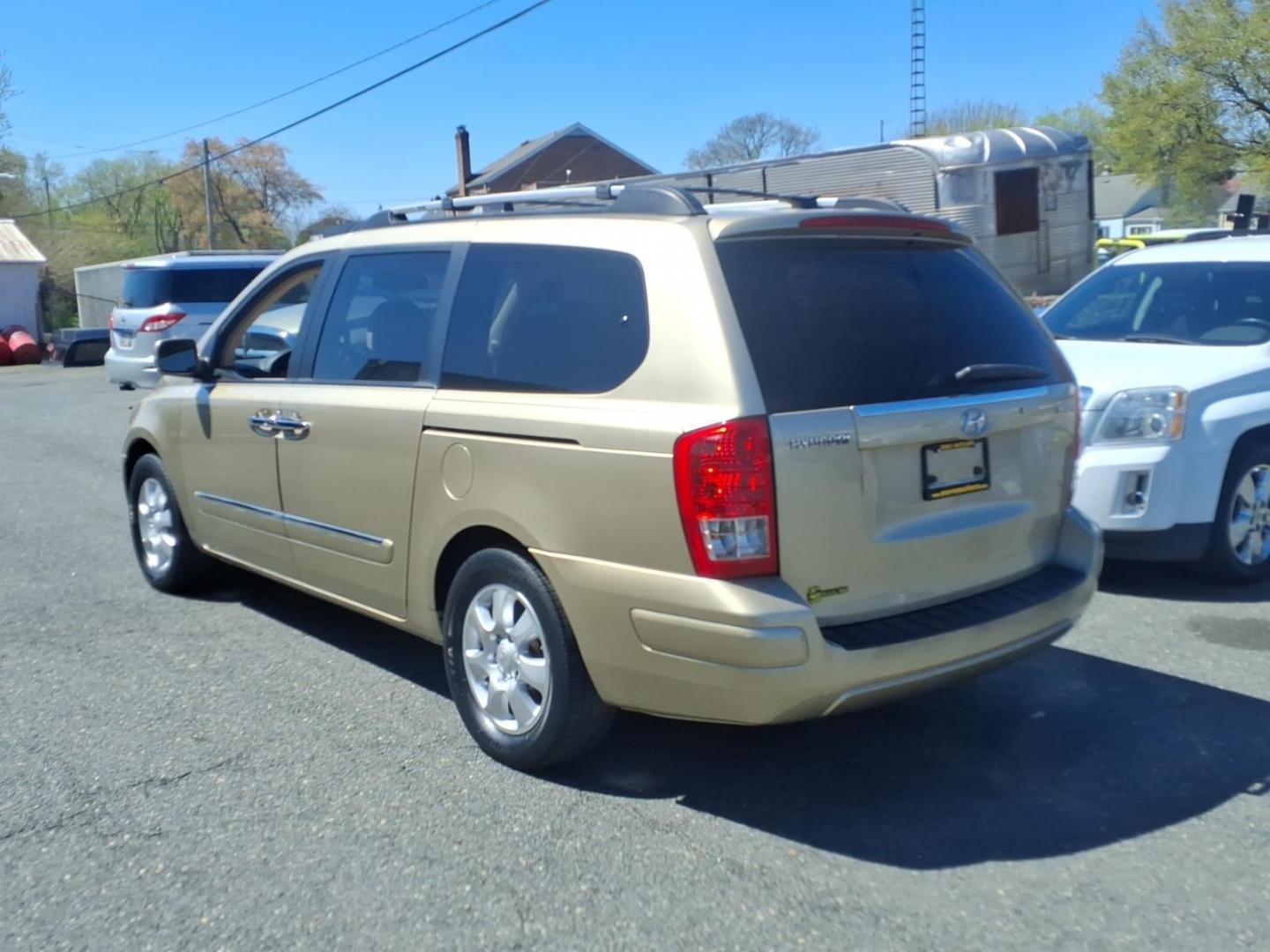 2007 Gold Hyundai Entourage GLS (KNDMC233876) with an 3.8L 3.8L V6 double overhead camshaft 24V Sequential-Port F.I. engine, 5-Speed Shiftable Automatic transmission, located at 50 Eastern Blvd., Essex, MD, 21221, (410) 686-3444, 39.304367, -76.484947 - Photo#2