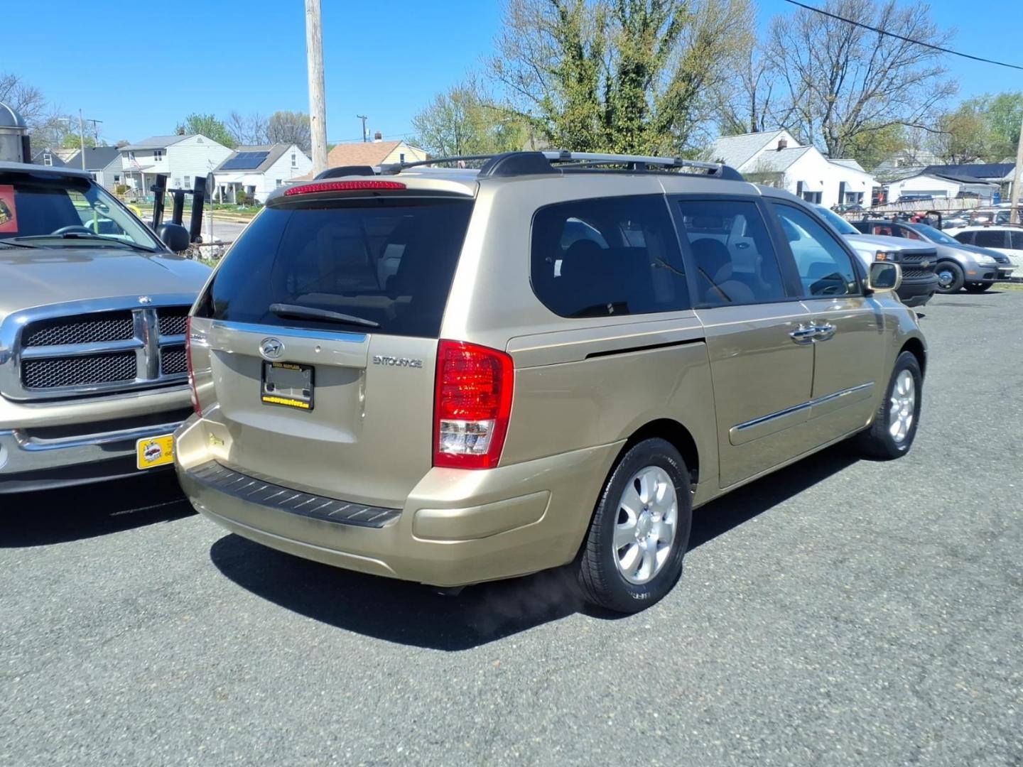 2007 Gold Hyundai Entourage GLS (KNDMC233876) with an 3.8L 3.8L V6 double overhead camshaft 24V Sequential-Port F.I. engine, 5-Speed Shiftable Automatic transmission, located at 50 Eastern Blvd., Essex, MD, 21221, (410) 686-3444, 39.304367, -76.484947 - Photo#3