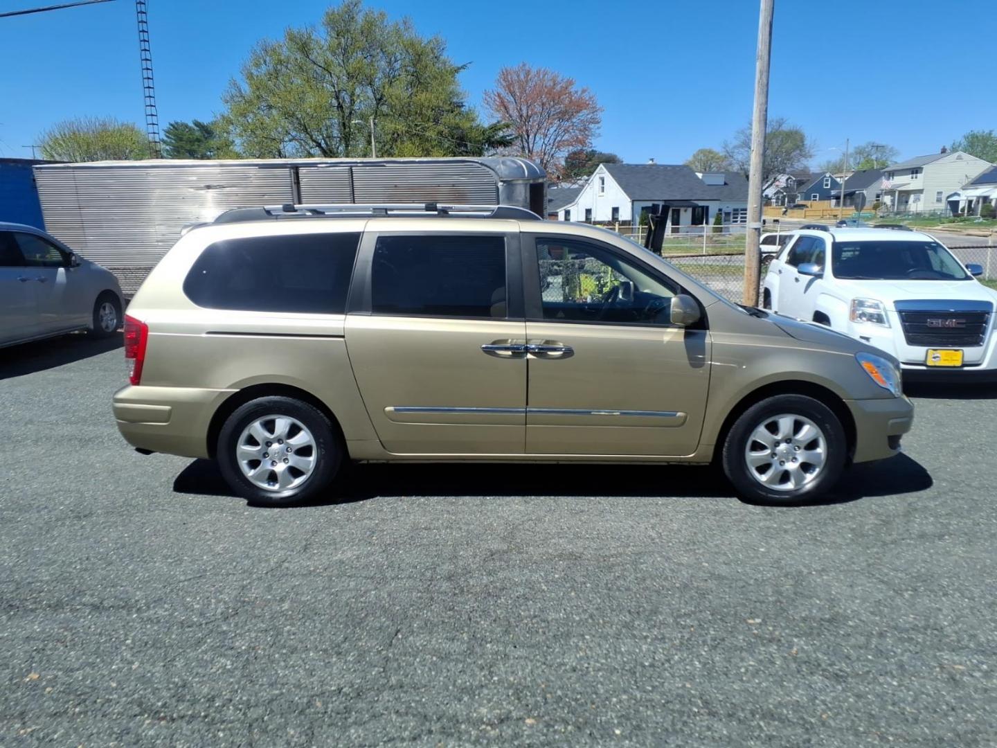 2007 Gold Hyundai Entourage GLS (KNDMC233876) with an 3.8L 3.8L V6 double overhead camshaft 24V Sequential-Port F.I. engine, 5-Speed Shiftable Automatic transmission, located at 50 Eastern Blvd., Essex, MD, 21221, (410) 686-3444, 39.304367, -76.484947 - Photo#4