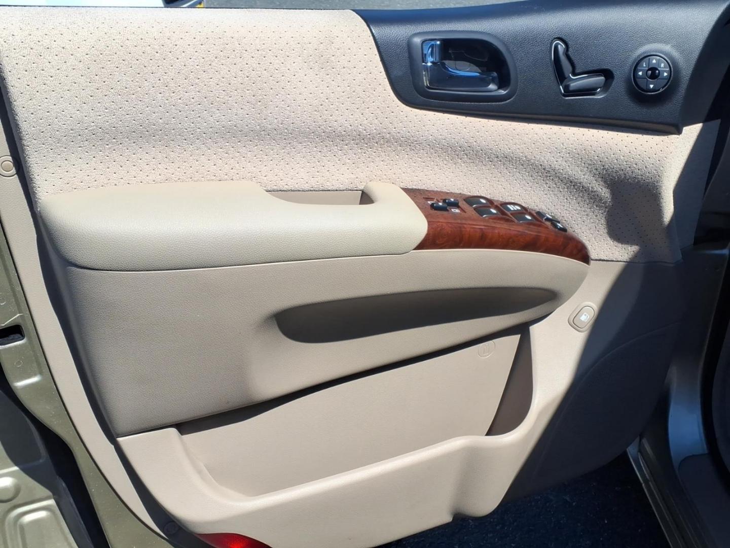 2007 Gold Hyundai Entourage GLS (KNDMC233876) with an 3.8L 3.8L V6 double overhead camshaft 24V Sequential-Port F.I. engine, 5-Speed Shiftable Automatic transmission, located at 50 Eastern Blvd., Essex, MD, 21221, (410) 686-3444, 39.304367, -76.484947 - Photo#8