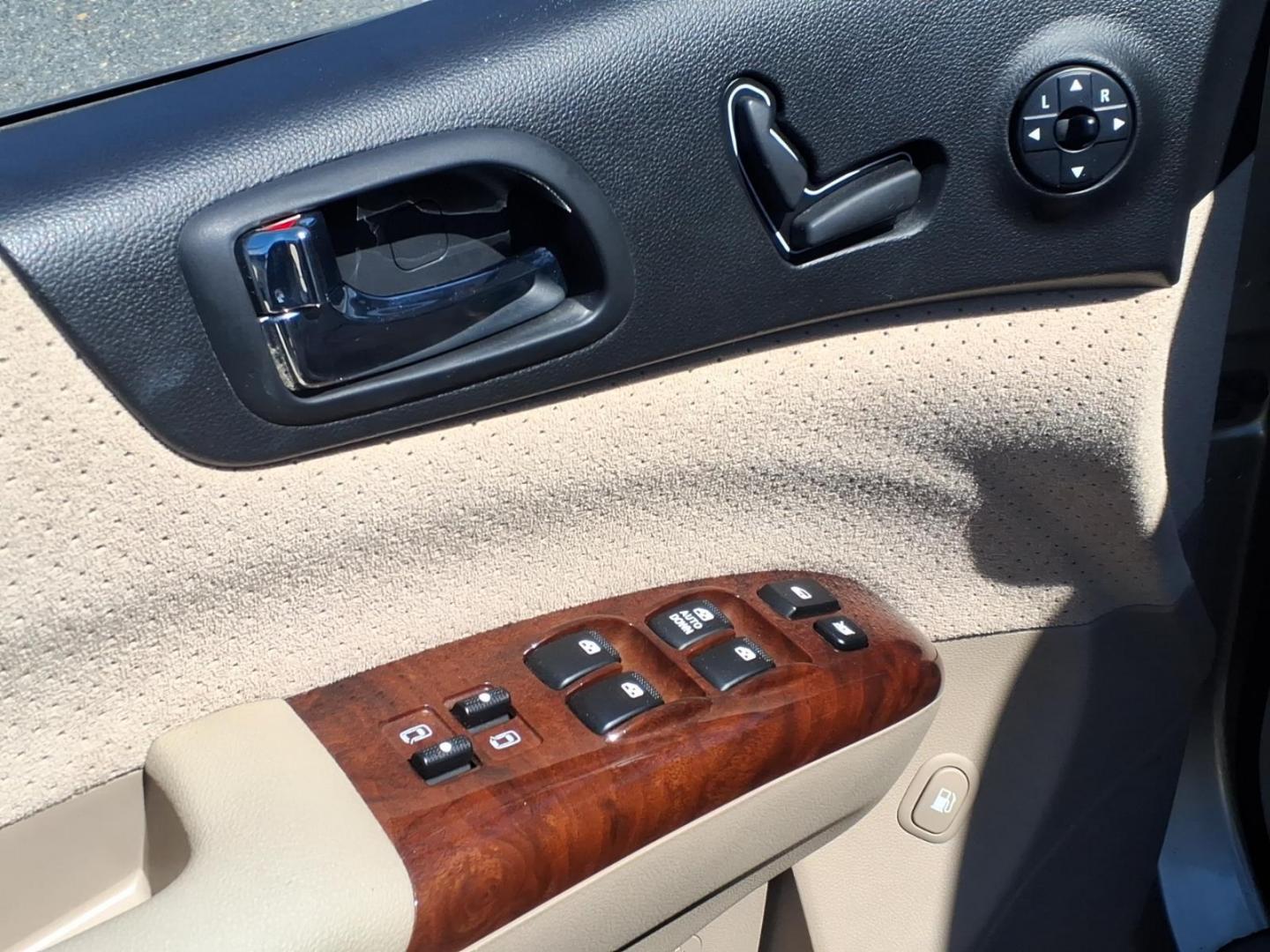 2007 Gold Hyundai Entourage GLS (KNDMC233876) with an 3.8L 3.8L V6 double overhead camshaft 24V Sequential-Port F.I. engine, 5-Speed Shiftable Automatic transmission, located at 50 Eastern Blvd., Essex, MD, 21221, (410) 686-3444, 39.304367, -76.484947 - Photo#9