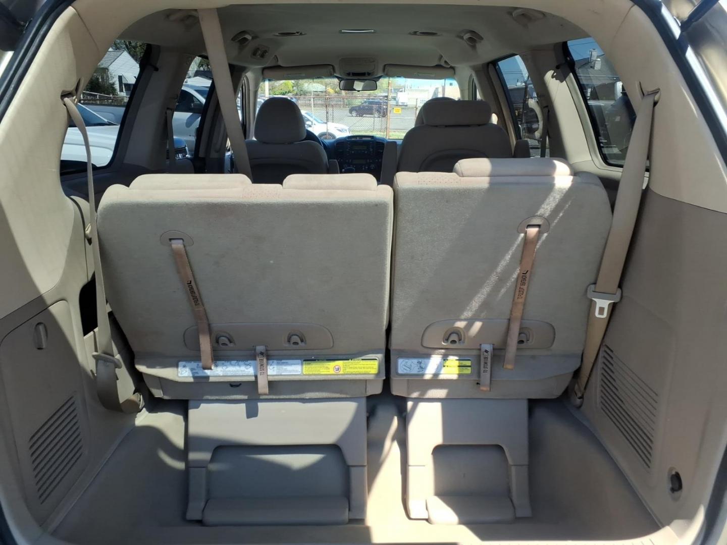 2007 Gold Hyundai Entourage GLS (KNDMC233876) with an 3.8L 3.8L V6 double overhead camshaft 24V Sequential-Port F.I. engine, 5-Speed Shiftable Automatic transmission, located at 50 Eastern Blvd., Essex, MD, 21221, (410) 686-3444, 39.304367, -76.484947 - Photo#14