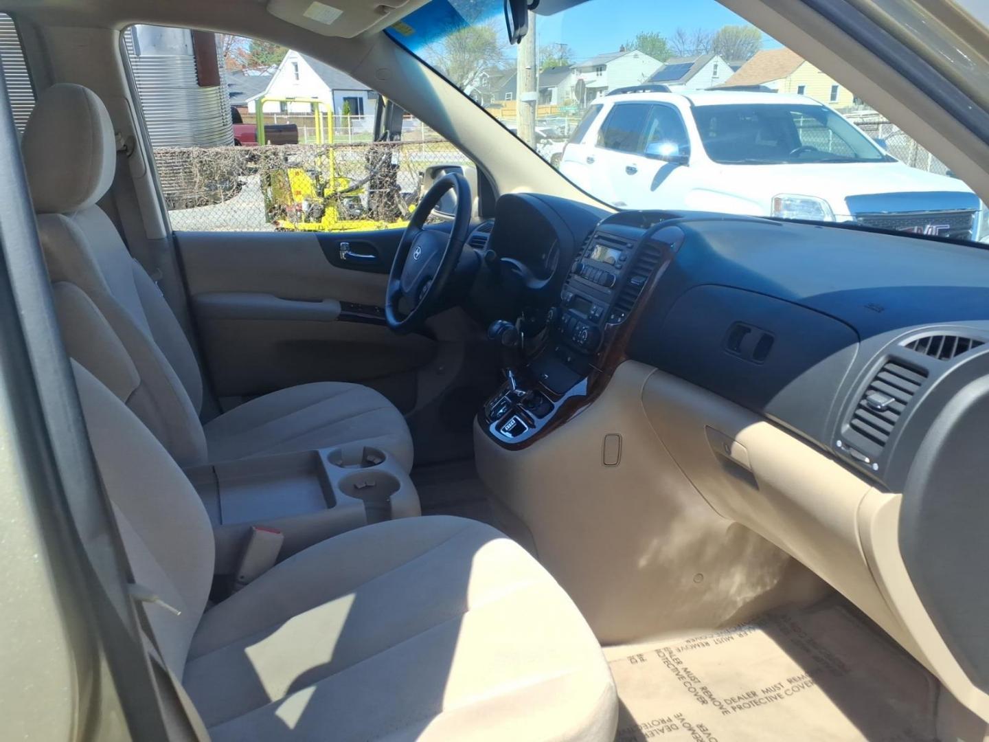 2007 Gold Hyundai Entourage GLS (KNDMC233876) with an 3.8L 3.8L V6 double overhead camshaft 24V Sequential-Port F.I. engine, 5-Speed Shiftable Automatic transmission, located at 50 Eastern Blvd., Essex, MD, 21221, (410) 686-3444, 39.304367, -76.484947 - Photo#15