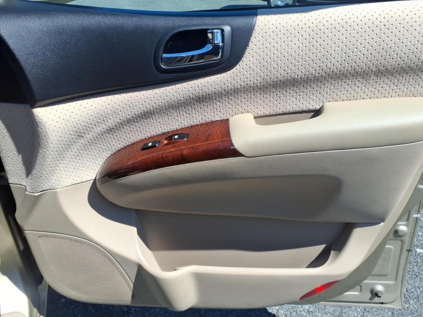 2007 Gold Hyundai Entourage GLS (KNDMC233876) with an 3.8L 3.8L V6 double overhead camshaft 24V Sequential-Port F.I. engine, 5-Speed Shiftable Automatic transmission, located at 50 Eastern Blvd., Essex, MD, 21221, (410) 686-3444, 39.304367, -76.484947 - Photo#16