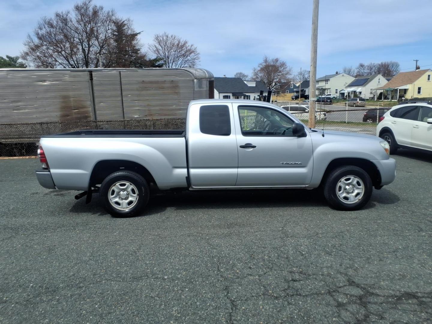 2011 Silver Toyota Tacoma Base (5TFTX4CN7BX) with an 2.7L 2.7L I4 159hp 180ft. lbs. Fuel Injected engine, 4-Speed Automatic transmission, located at 50 Eastern Blvd., Essex, MD, 21221, (410) 686-3444, 39.304367, -76.484947 - Photo#5