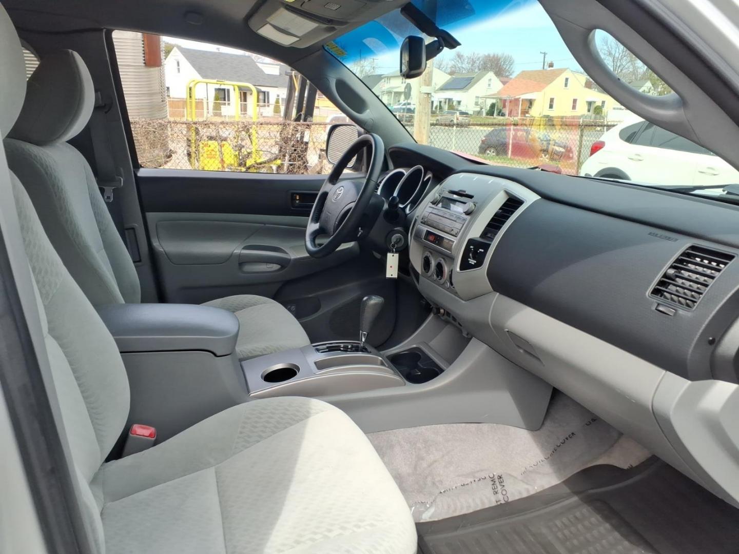 2011 Silver Toyota Tacoma Base (5TFTX4CN7BX) with an 2.7L 2.7L I4 159hp 180ft. lbs. Fuel Injected engine, 4-Speed Automatic transmission, located at 50 Eastern Blvd., Essex, MD, 21221, (410) 686-3444, 39.304367, -76.484947 - Photo#11