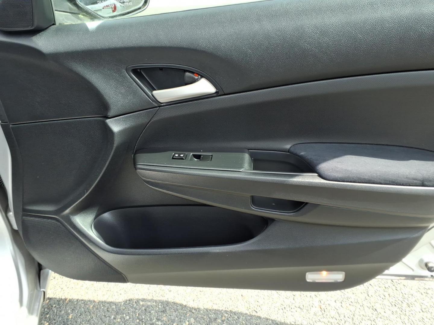 2010 Silver Honda Accord LX (1HGCP2F30AA) with an 2.4L 2.4L I4 177hp 161ft. lbs. Sequential-Port F.I. engine, 5-Speed Automatic transmission, located at 50 Eastern Blvd., Essex, MD, 21221, (410) 686-3444, 39.304367, -76.484947 - Photo#15