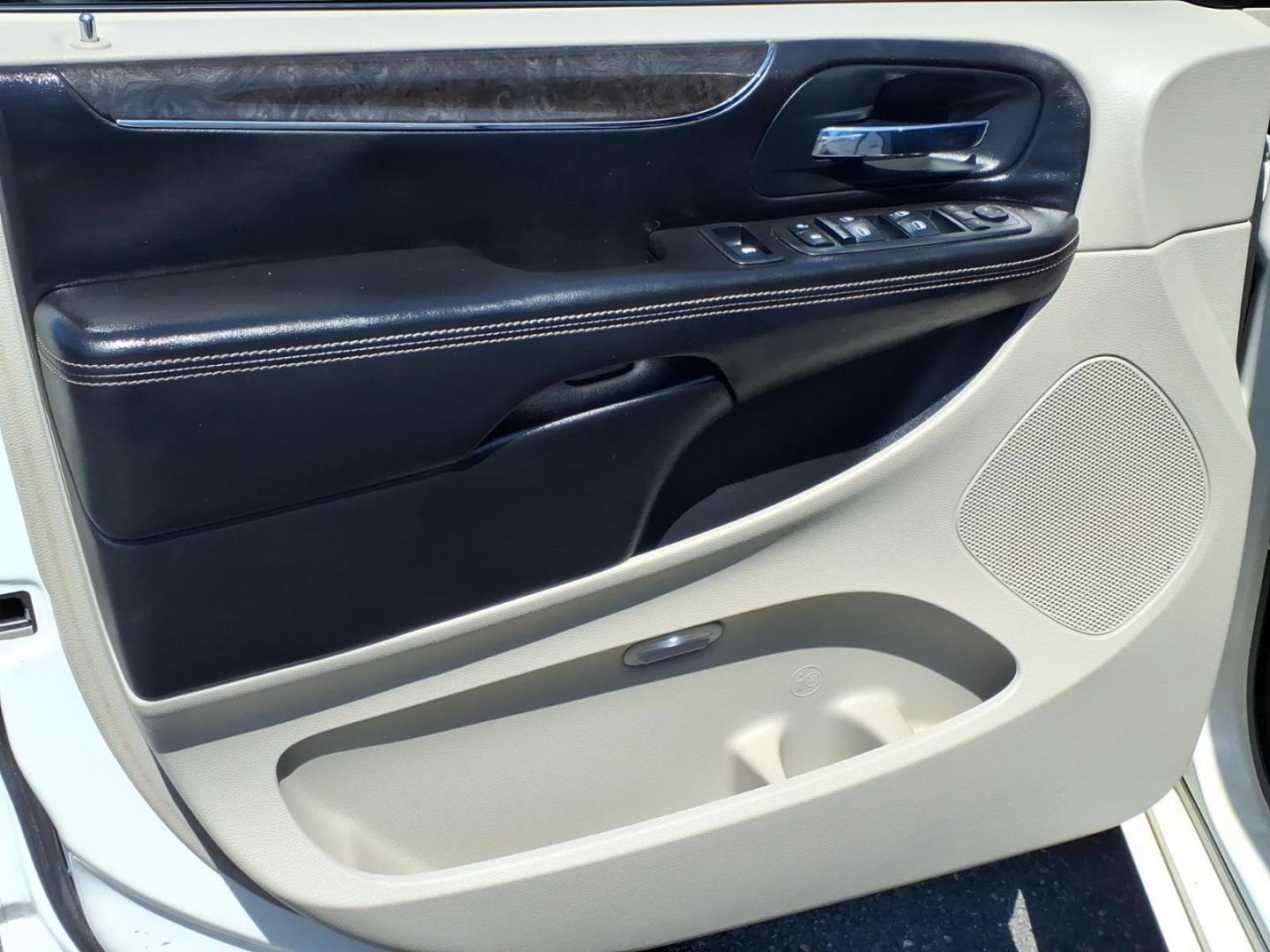 2013 White Chrysler Town and Country Touring-L (2C4RC1CG3DR) with an 3.6L 6 Cylinder Sequential-Port F.I. engine, AT V6 transmission, located at 50 Eastern Blvd., Essex, MD, 21221, (410) 686-3444, 39.304367, -76.484947 - Photo#9