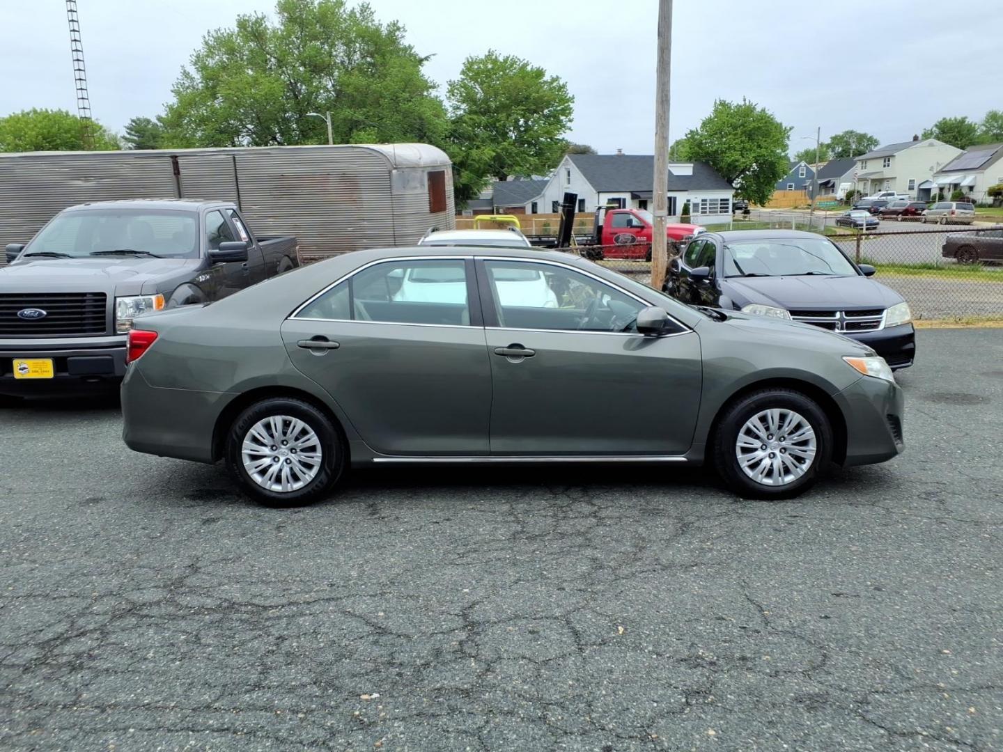 2014 Green Toyota Camry (4T4BF1FK3ER) with an 2.5L 4 Cylinder Sequential-Port F.I. engine, Automatic transmission, located at 50 Eastern Blvd., Essex, MD, 21221, (410) 686-3444, 39.304367, -76.484947 - Photo#4