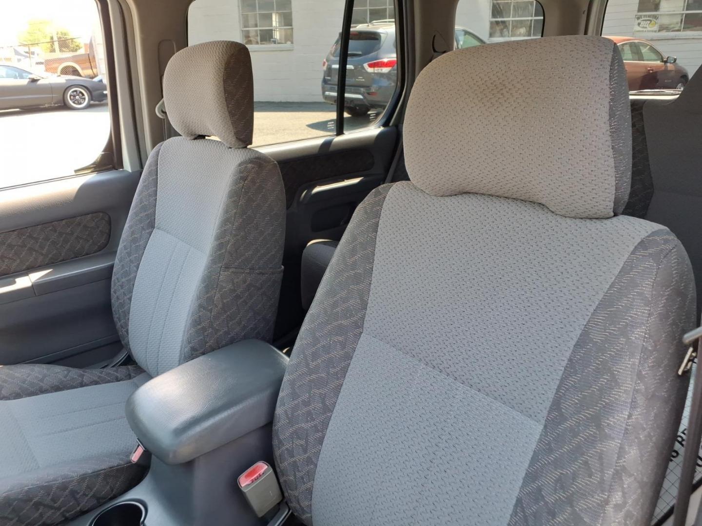 2001 Silver Nissan Xterra SE (5N1ED28T71C) with an 3.3L 6 Cylinder Fuel Injected engine, Automatic transmission, located at 50 Eastern Blvd., Essex, MD, 21221, (410) 686-3444, 39.304367, -76.484947 - Photo#10