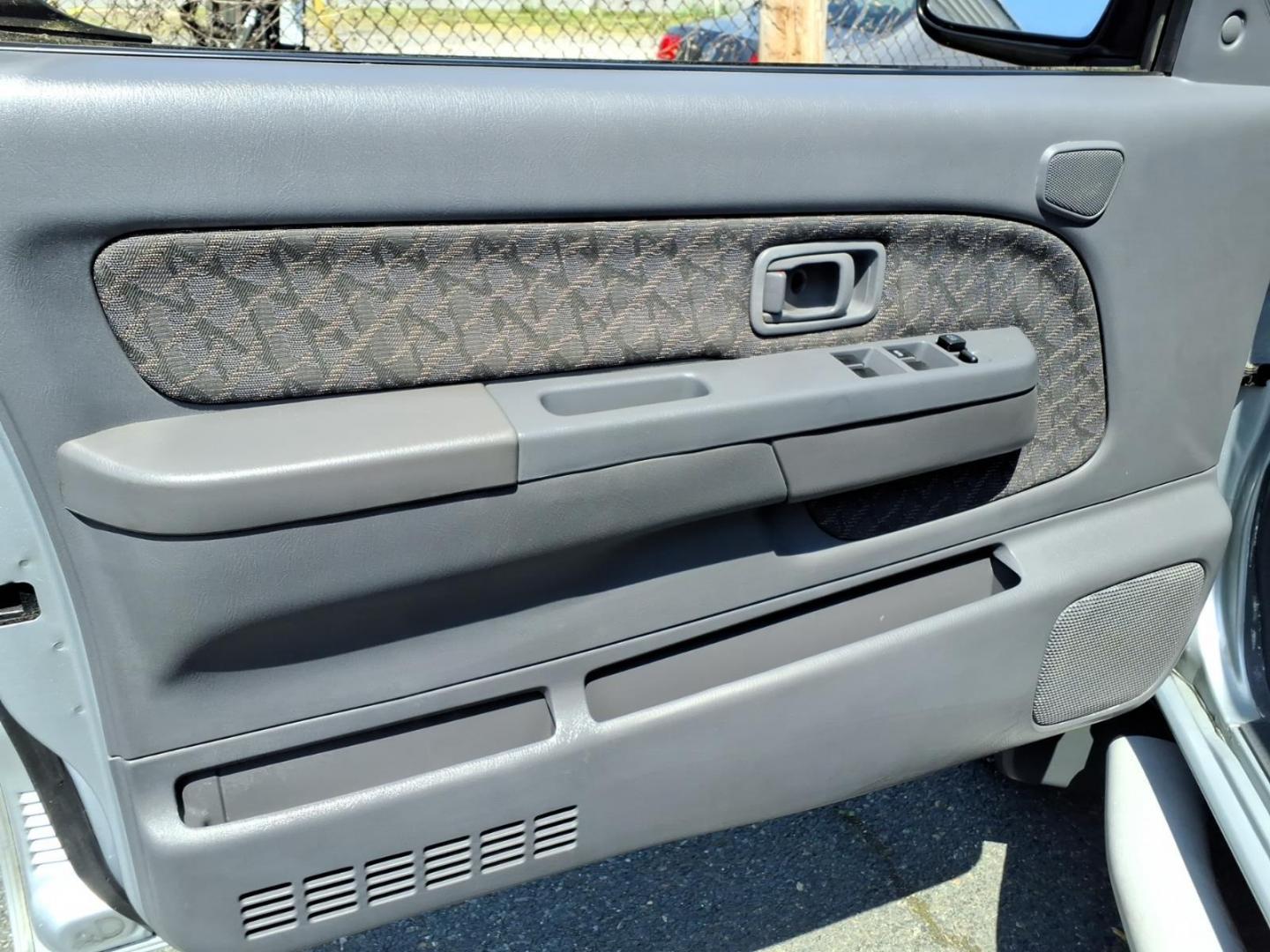 2001 Silver Nissan Xterra SE (5N1ED28T71C) with an 3.3L 6 Cylinder Fuel Injected engine, Automatic transmission, located at 50 Eastern Blvd., Essex, MD, 21221, (410) 686-3444, 39.304367, -76.484947 - Photo#11