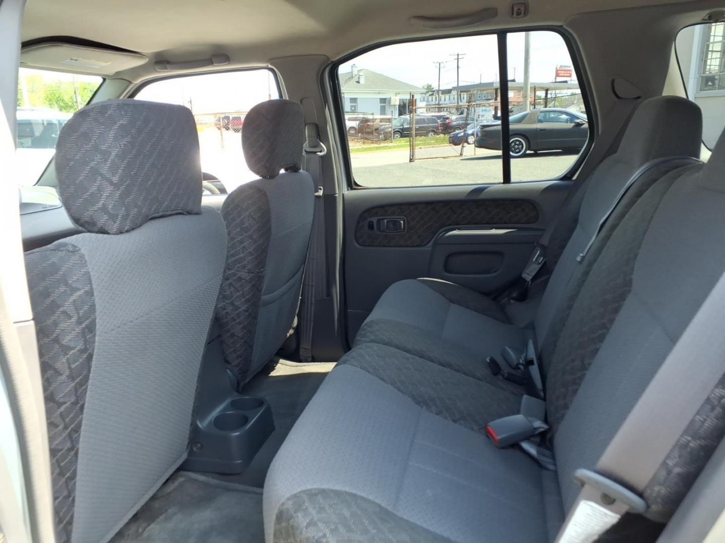 2001 Silver Nissan Xterra SE (5N1ED28T71C) with an 3.3L 6 Cylinder Fuel Injected engine, Automatic transmission, located at 50 Eastern Blvd., Essex, MD, 21221, (410) 686-3444, 39.304367, -76.484947 - Photo#12