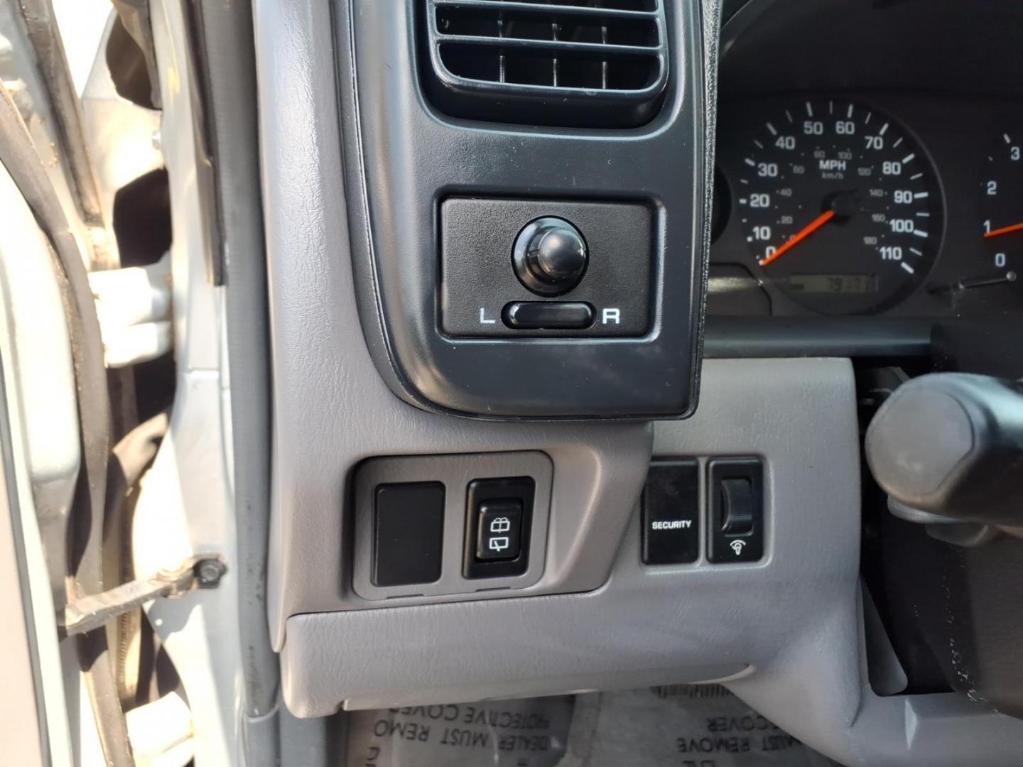 2001 Silver Nissan Xterra SE (5N1ED28T71C) with an 3.3L 6 Cylinder Fuel Injected engine, Automatic transmission, located at 50 Eastern Blvd., Essex, MD, 21221, (410) 686-3444, 39.304367, -76.484947 - Photo#20