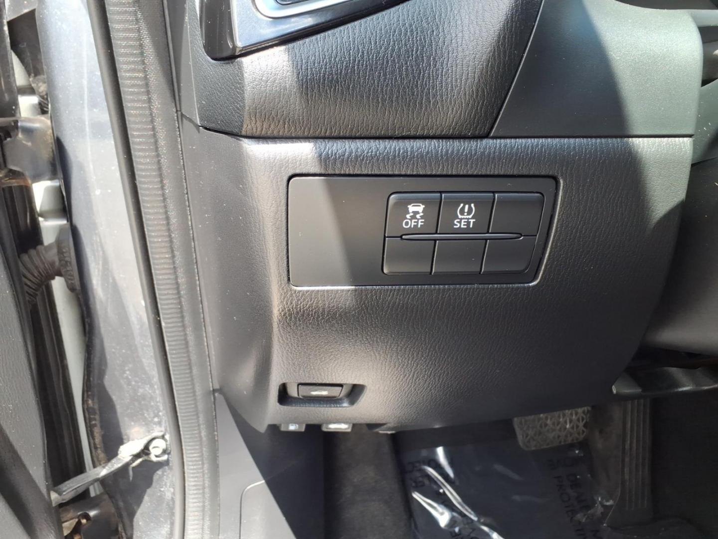 2014 Blue Mazda Mazda3 i Sport (JM1BM1U7XE1) with an 2.0L 4 Cylinder Fuel Injected engine, Automatic transmission, located at 50 Eastern Blvd., Essex, MD, 21221, (410) 686-3444, 39.304367, -76.484947- Photo#17