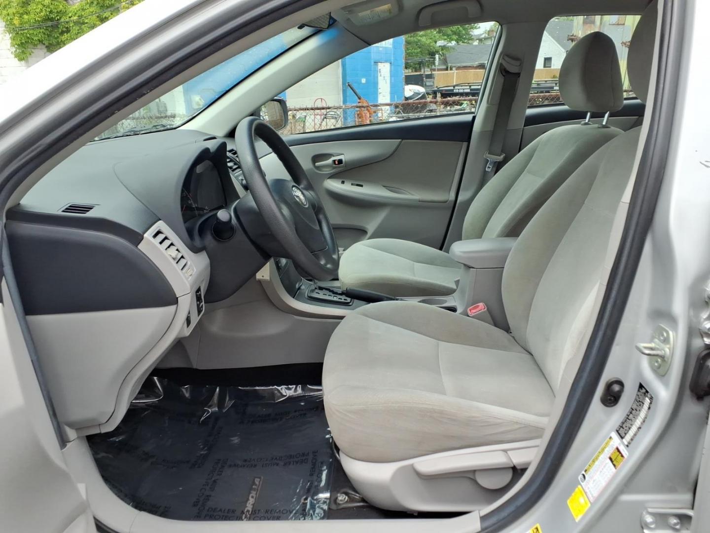 2013 Classic Silver Metallic Toyota Corolla S (2T1BU4EE0DC) with an 1.8L 1.8L I4 132hp 128ft. lbs. Sequential-Port F.I. engine, 4-Speed Automatic transmission, located at 50 Eastern Blvd., Essex, MD, 21221, (410) 686-3444, 39.304367, -76.484947 - Photo#4
