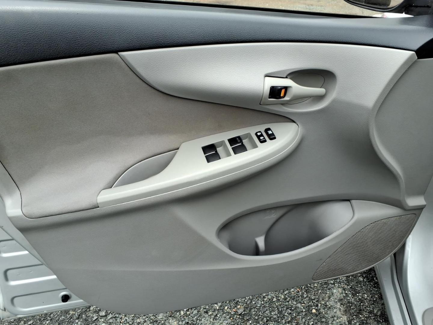 2013 Classic Silver Metallic Toyota Corolla S (2T1BU4EE0DC) with an 1.8L 1.8L I4 132hp 128ft. lbs. Sequential-Port F.I. engine, 4-Speed Automatic transmission, located at 50 Eastern Blvd., Essex, MD, 21221, (410) 686-3444, 39.304367, -76.484947 - Photo#6