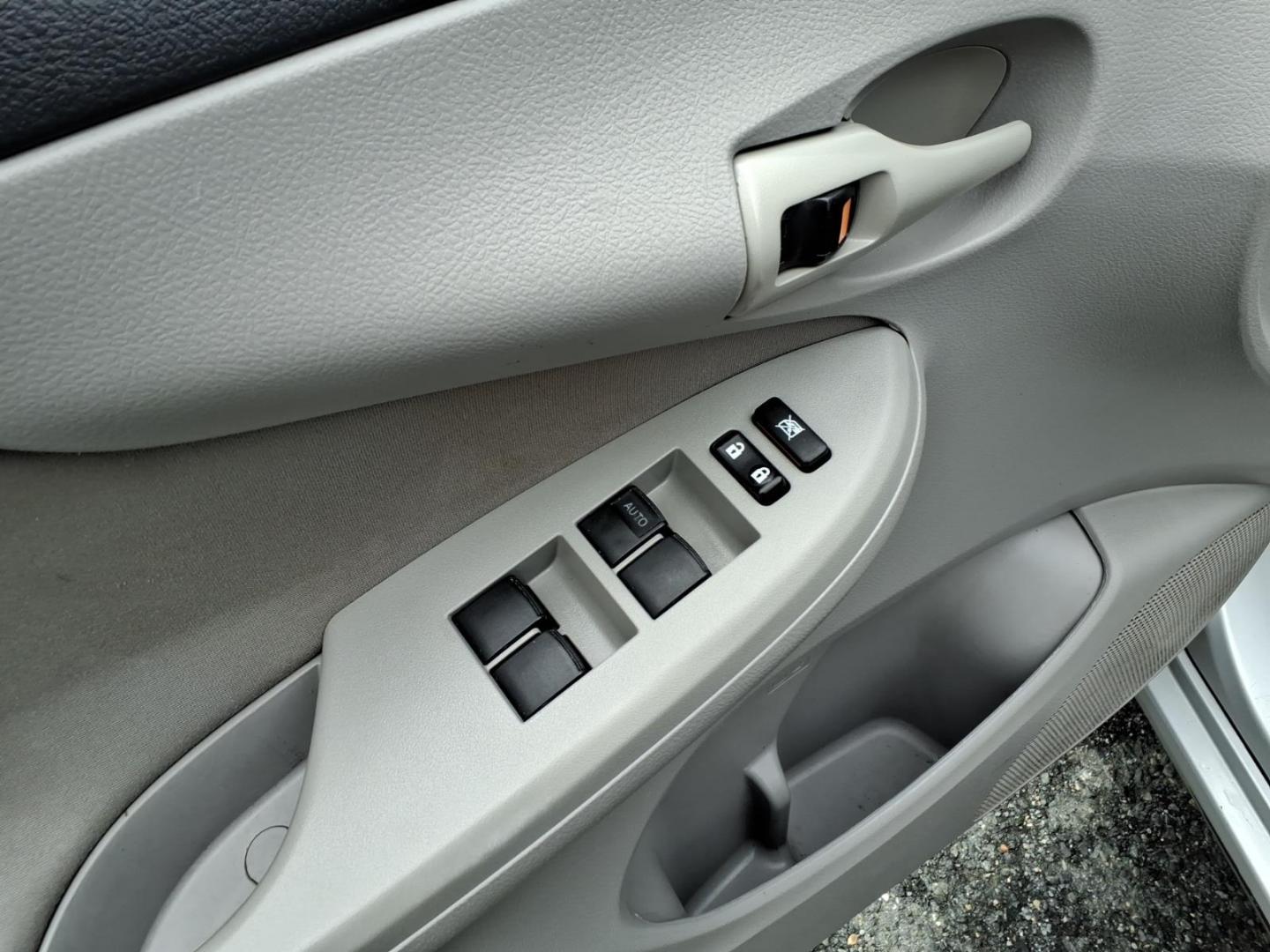 2013 Classic Silver Metallic Toyota Corolla S (2T1BU4EE0DC) with an 1.8L 1.8L I4 132hp 128ft. lbs. Sequential-Port F.I. engine, 4-Speed Automatic transmission, located at 50 Eastern Blvd., Essex, MD, 21221, (410) 686-3444, 39.304367, -76.484947 - Photo#7