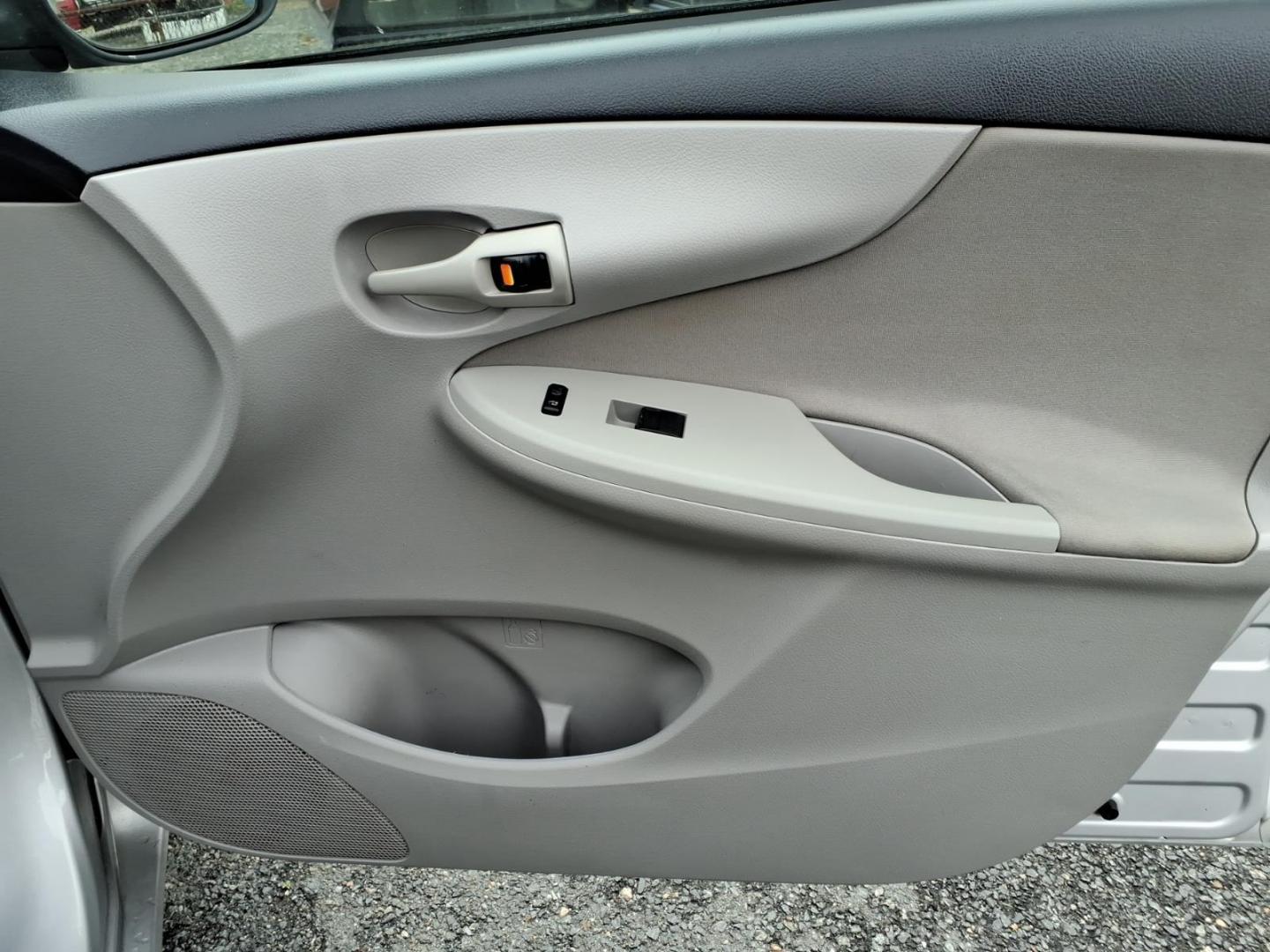 2013 Classic Silver Metallic Toyota Corolla S (2T1BU4EE0DC) with an 1.8L 1.8L I4 132hp 128ft. lbs. Sequential-Port F.I. engine, 4-Speed Automatic transmission, located at 50 Eastern Blvd., Essex, MD, 21221, (410) 686-3444, 39.304367, -76.484947 - Photo#12