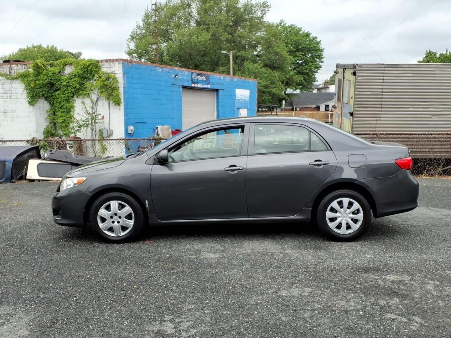 2009 Gray Toyota Corolla LE (2T1BU40E19C) with an 1.8L 1.8L I4 132hp 128ft. lbs. Sequential Fuel Injection engine, 4-Speed Automatic transmission, located at 50 Eastern Blvd., Essex, MD, 21221, (410) 686-3444, 39.304367, -76.484947 - Photo#1