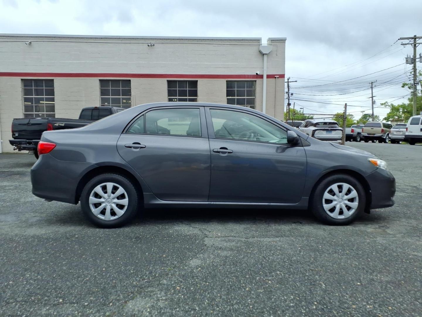 2009 Gray Toyota Corolla LE (2T1BU40E19C) with an 1.8L 1.8L I4 132hp 128ft. lbs. Sequential Fuel Injection engine, 4-Speed Automatic transmission, located at 50 Eastern Blvd., Essex, MD, 21221, (410) 686-3444, 39.304367, -76.484947 - Photo#5