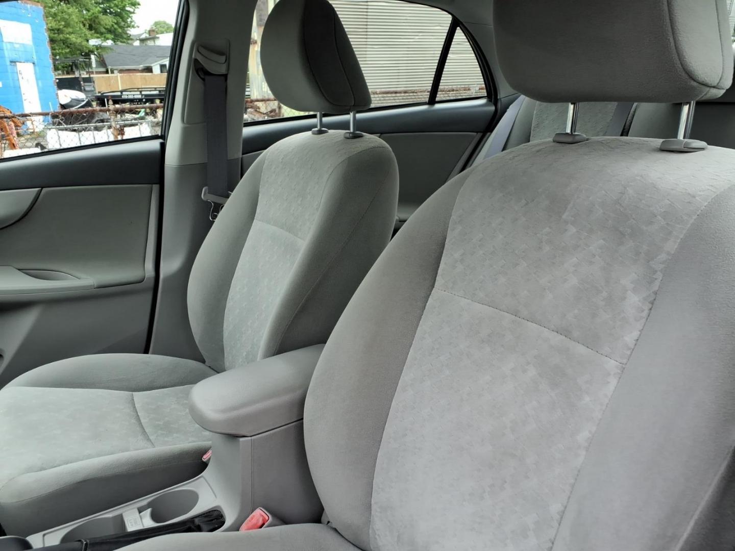 2009 Gray Toyota Corolla LE (2T1BU40E19C) with an 1.8L 1.8L I4 132hp 128ft. lbs. Sequential Fuel Injection engine, 4-Speed Automatic transmission, located at 50 Eastern Blvd., Essex, MD, 21221, (410) 686-3444, 39.304367, -76.484947 - Photo#9