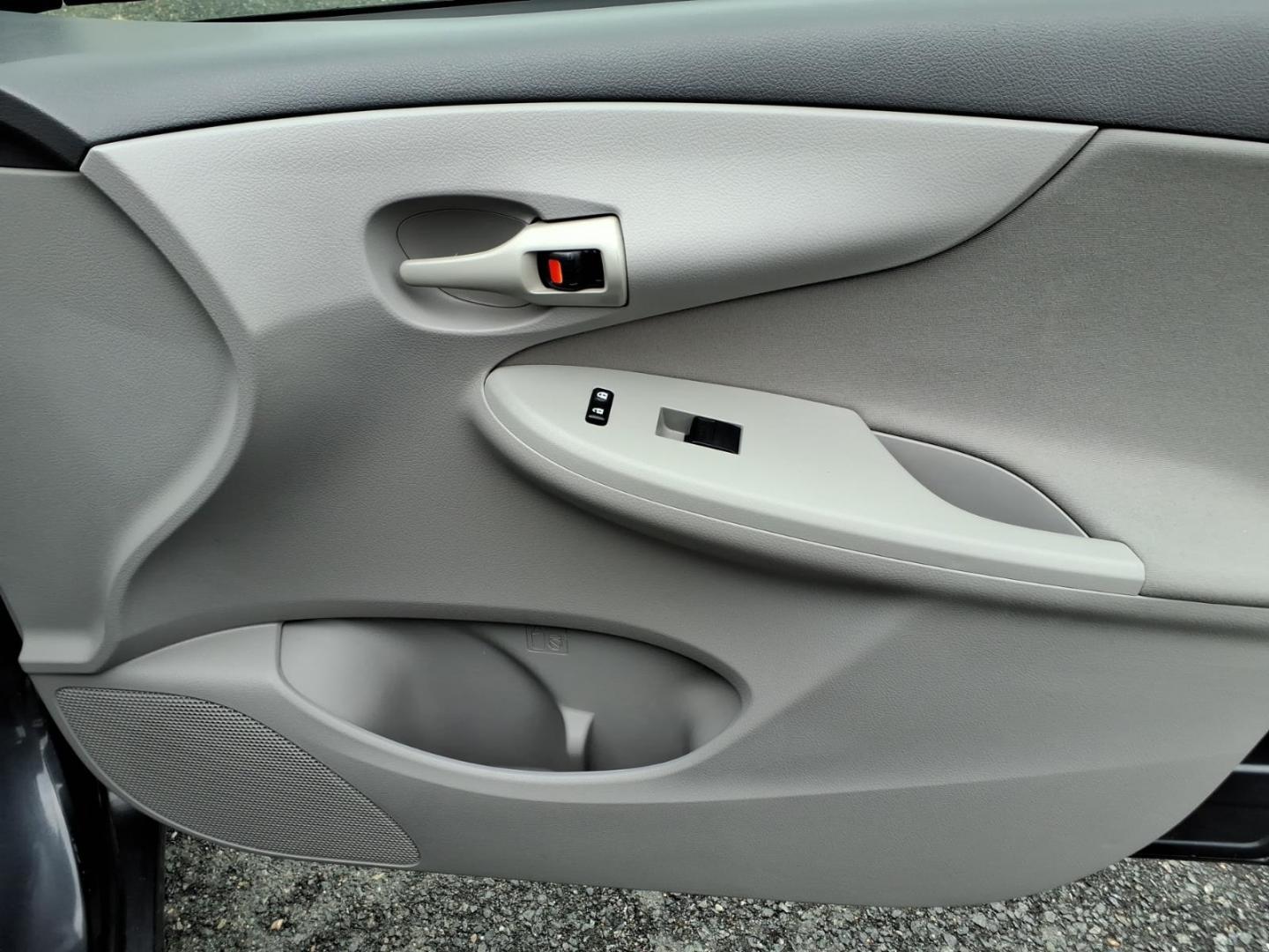 2009 Gray Toyota Corolla LE (2T1BU40E19C) with an 1.8L 1.8L I4 132hp 128ft. lbs. Sequential Fuel Injection engine, 4-Speed Automatic transmission, located at 50 Eastern Blvd., Essex, MD, 21221, (410) 686-3444, 39.304367, -76.484947 - Photo#13