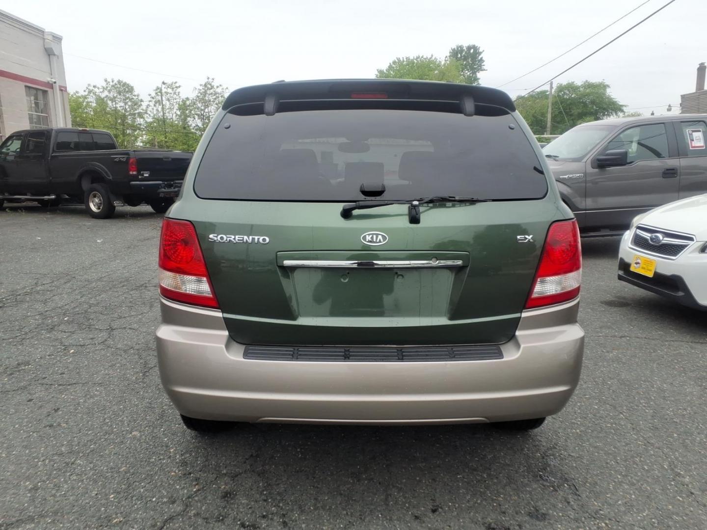 2004 Green Kia Sorento (KNDJC733245) with an 3.5L 6 Cylinder Fuel Injected engine, Automatic transmission, located at 50 Eastern Blvd., Essex, MD, 21221, (410) 686-3444, 39.304367, -76.484947 - Photo#2