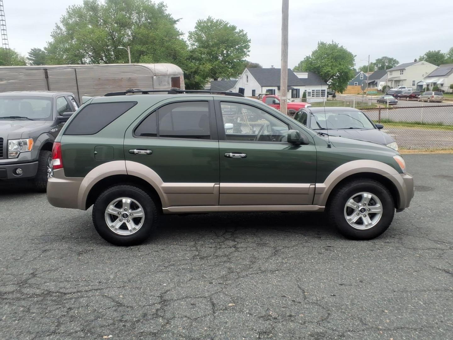 2004 Green Kia Sorento (KNDJC733245) with an 3.5L 6 Cylinder Fuel Injected engine, Automatic transmission, located at 50 Eastern Blvd., Essex, MD, 21221, (410) 686-3444, 39.304367, -76.484947 - Photo#4