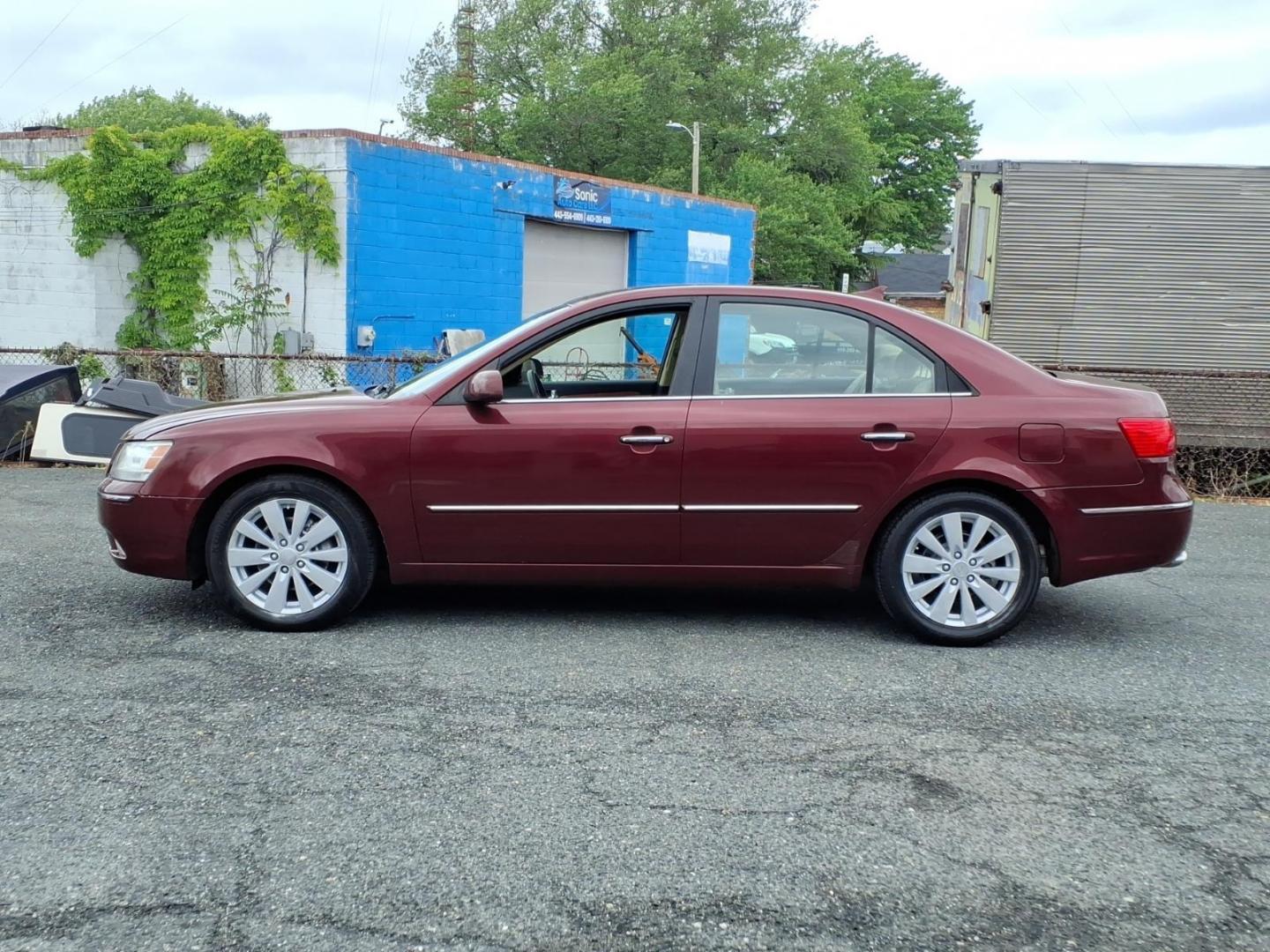 2009 Burg Hyundai SONATA Limited V6 (5NPEU46F79H) with an 3.3L 6 Cylinder Fuel Injected engine, ATV6 transmission, located at 50 Eastern Blvd., Essex, MD, 21221, (410) 686-3444, 39.304367, -76.484947 - Photo#1