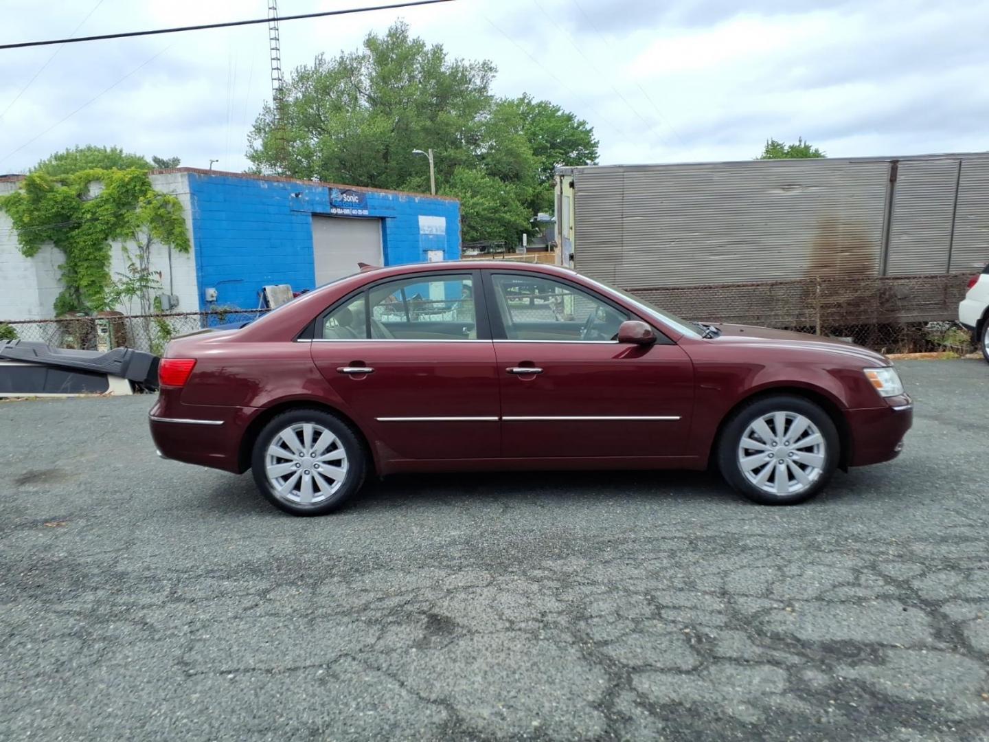 2009 Burg Hyundai SONATA Limited V6 (5NPEU46F79H) with an 3.3L 6 Cylinder Fuel Injected engine, ATV6 transmission, located at 50 Eastern Blvd., Essex, MD, 21221, (410) 686-3444, 39.304367, -76.484947 - Photo#4