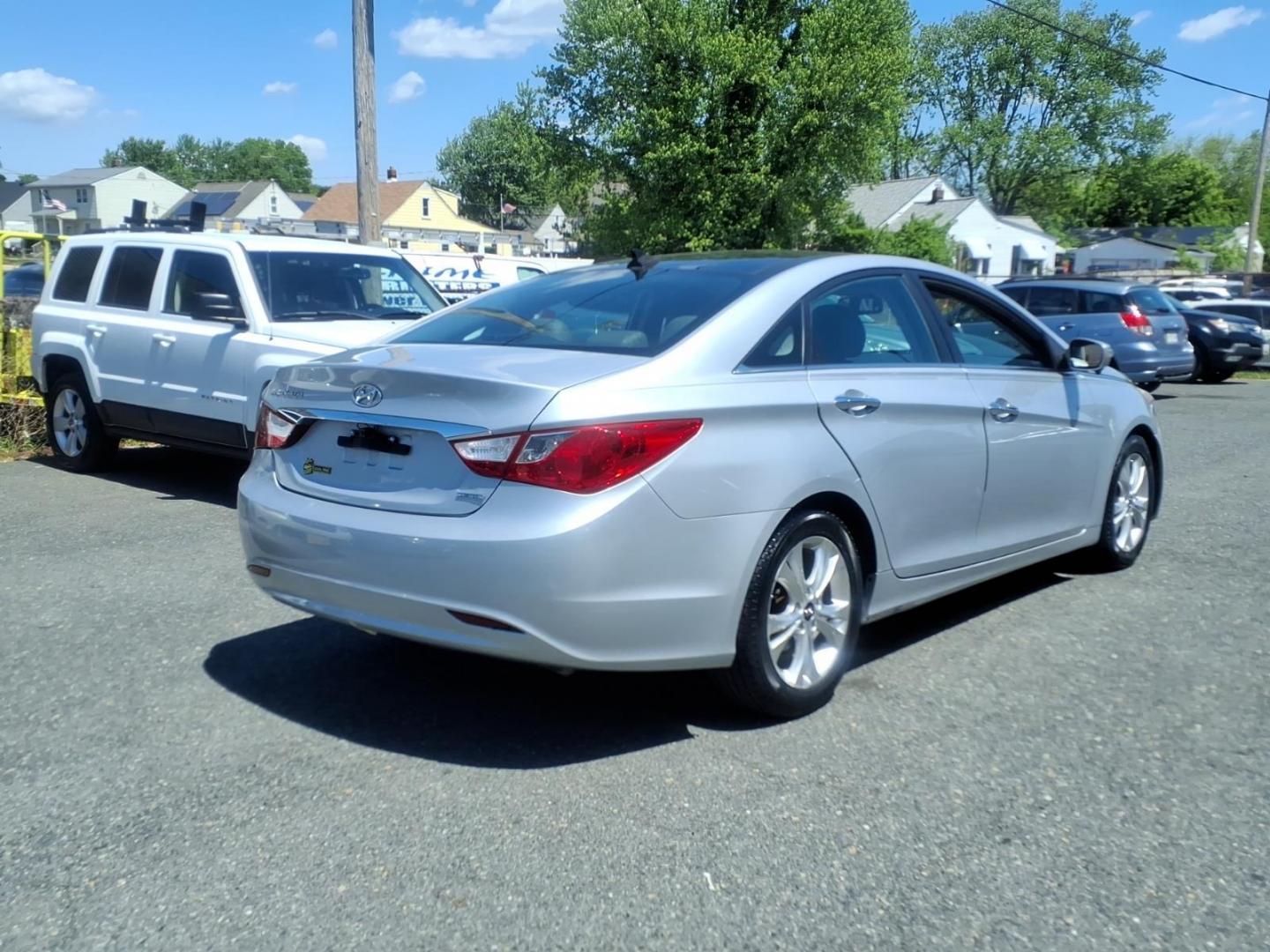 2012 Silver Hyundai SONATA Limited (5NPEC4ACXCH) with an 2.4L 4 Cylinder Fuel Injected engine, Automatic transmission, located at 50 Eastern Blvd., Essex, MD, 21221, (410) 686-3444, 39.304367, -76.484947 - Photo#4