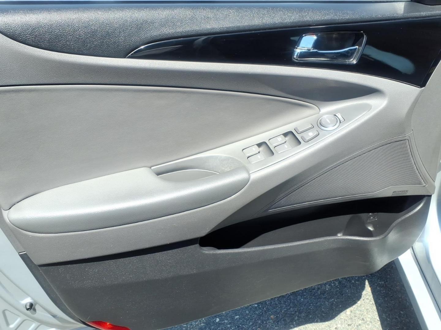 2012 Silver Hyundai SONATA Limited (5NPEC4ACXCH) with an 2.4L 4 Cylinder Fuel Injected engine, Automatic transmission, located at 50 Eastern Blvd., Essex, MD, 21221, (410) 686-3444, 39.304367, -76.484947 - Photo#9
