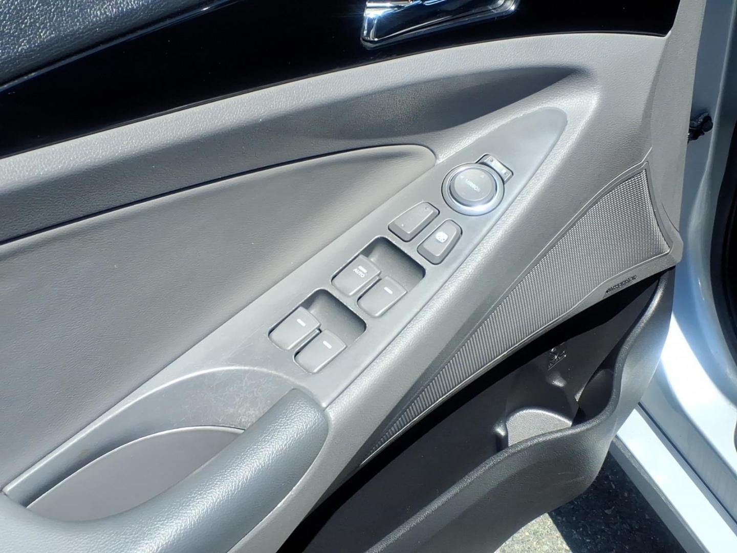 2012 Silver Hyundai SONATA Limited (5NPEC4ACXCH) with an 2.4L 4 Cylinder Fuel Injected engine, Automatic transmission, located at 50 Eastern Blvd., Essex, MD, 21221, (410) 686-3444, 39.304367, -76.484947 - Photo#10