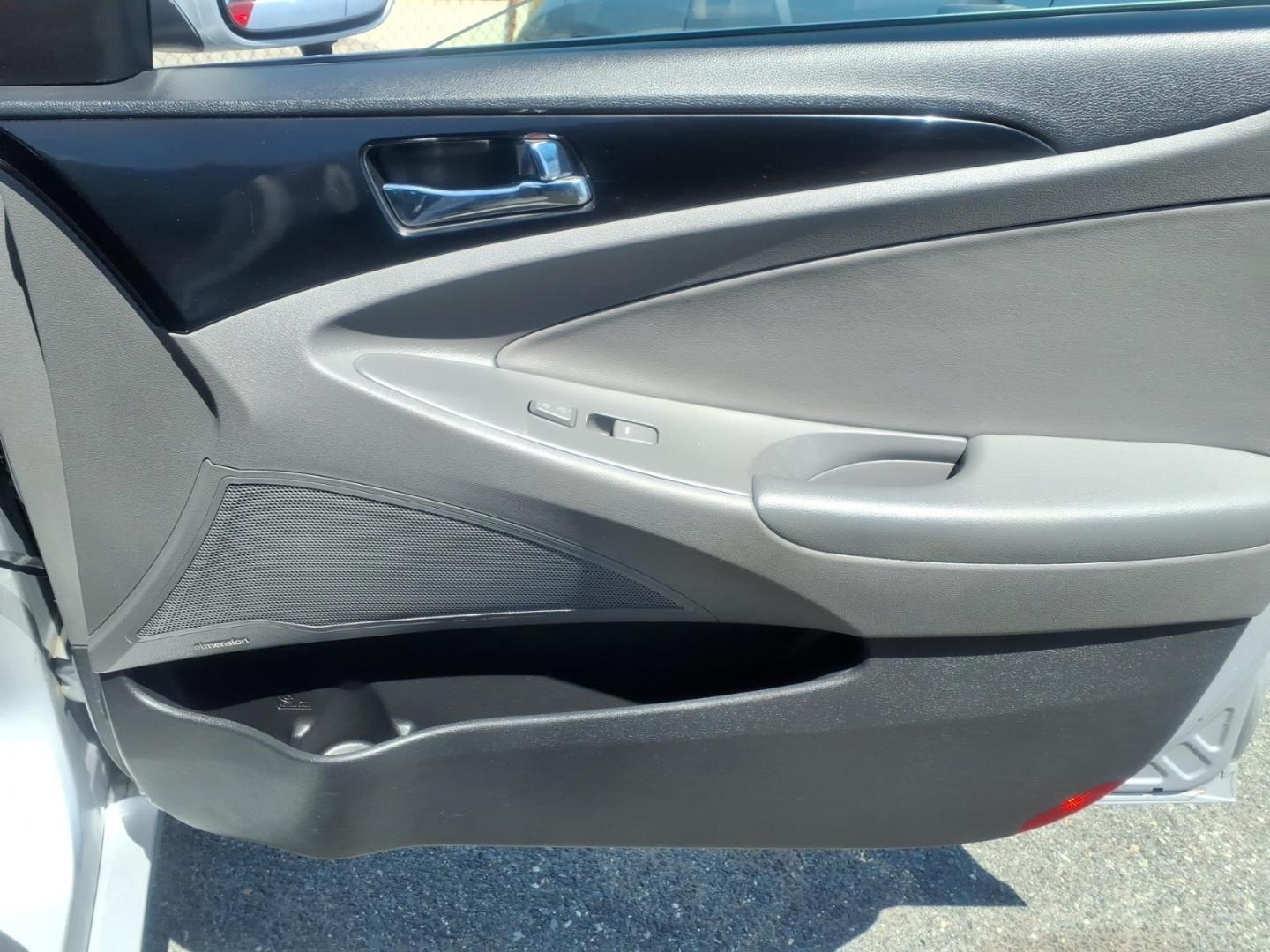 2012 Silver Hyundai SONATA Limited (5NPEC4ACXCH) with an 2.4L 4 Cylinder Fuel Injected engine, Automatic transmission, located at 50 Eastern Blvd., Essex, MD, 21221, (410) 686-3444, 39.304367, -76.484947 - Photo#15