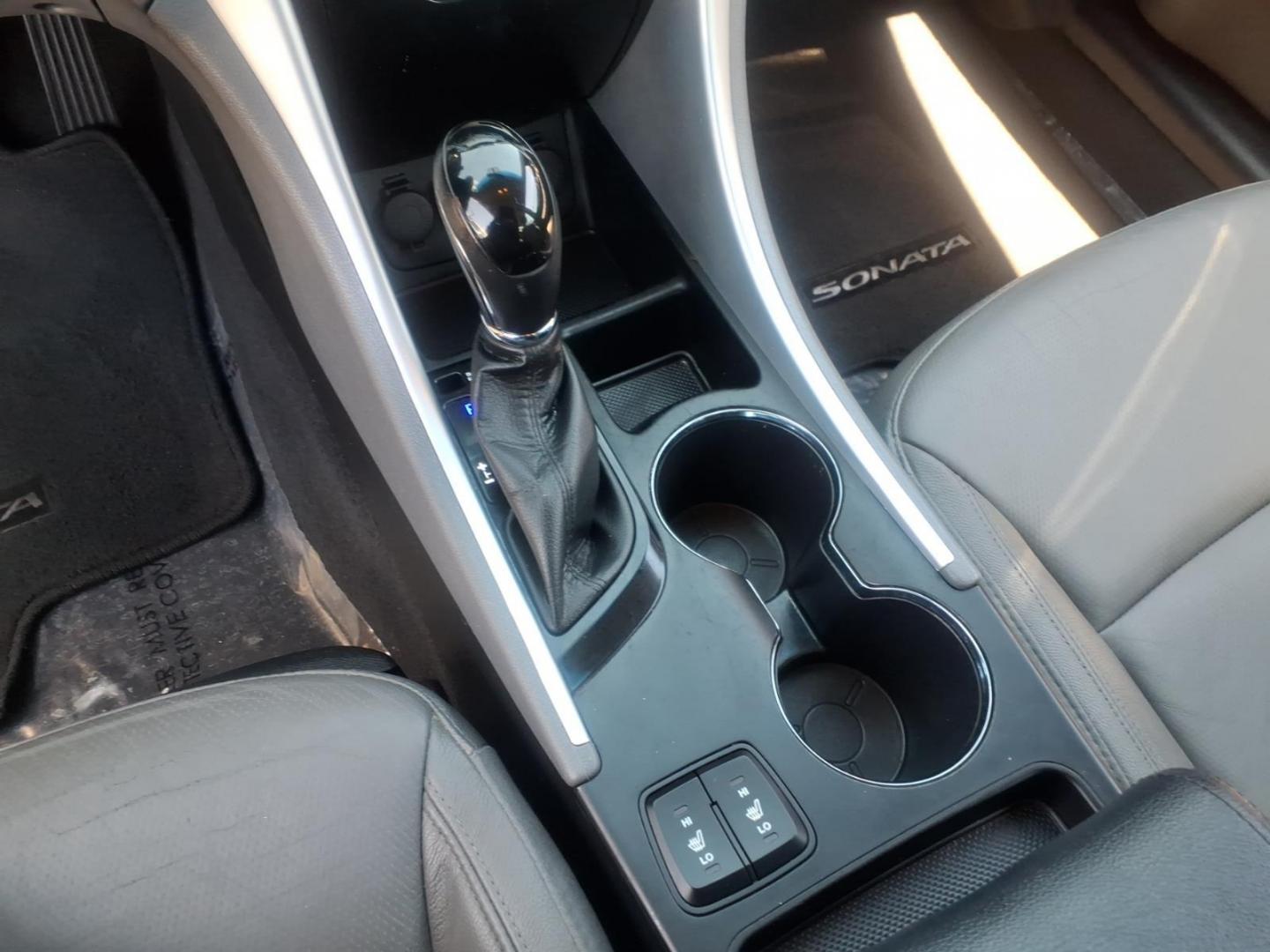 2012 Silver Hyundai SONATA Limited (5NPEC4ACXCH) with an 2.4L 4 Cylinder Fuel Injected engine, Automatic transmission, located at 50 Eastern Blvd., Essex, MD, 21221, (410) 686-3444, 39.304367, -76.484947 - Photo#18