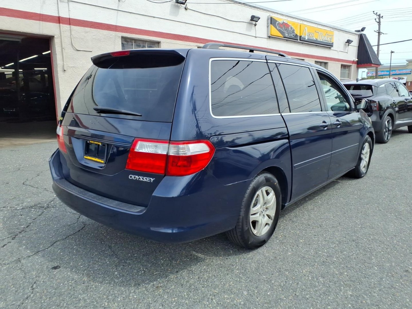 2005 Midnight Blue Pearl Honda Odyssey EX-L w/DVD (5FNRL38725B) with an 3.5L 3L NA V6 single overhead cam (SOHC) 24V Fuel Injected engine, 5-Speed Automatic transmission, located at 50 Eastern Blvd., Essex, MD, 21221, (410) 686-3444, 39.304367, -76.484947- Photo#4