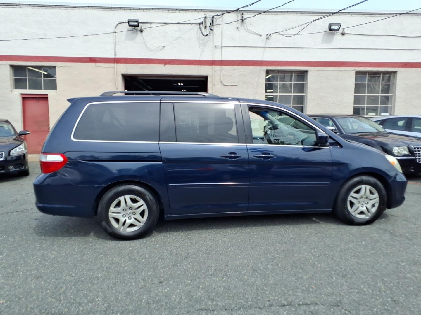 2005 Midnight Blue Pearl Honda Odyssey EX-L w/DVD (5FNRL38725B) with an 3.5L 3L NA V6 single overhead cam (SOHC) 24V Fuel Injected engine, 5-Speed Automatic transmission, located at 50 Eastern Blvd., Essex, MD, 21221, (410) 686-3444, 39.304367, -76.484947- Photo#5