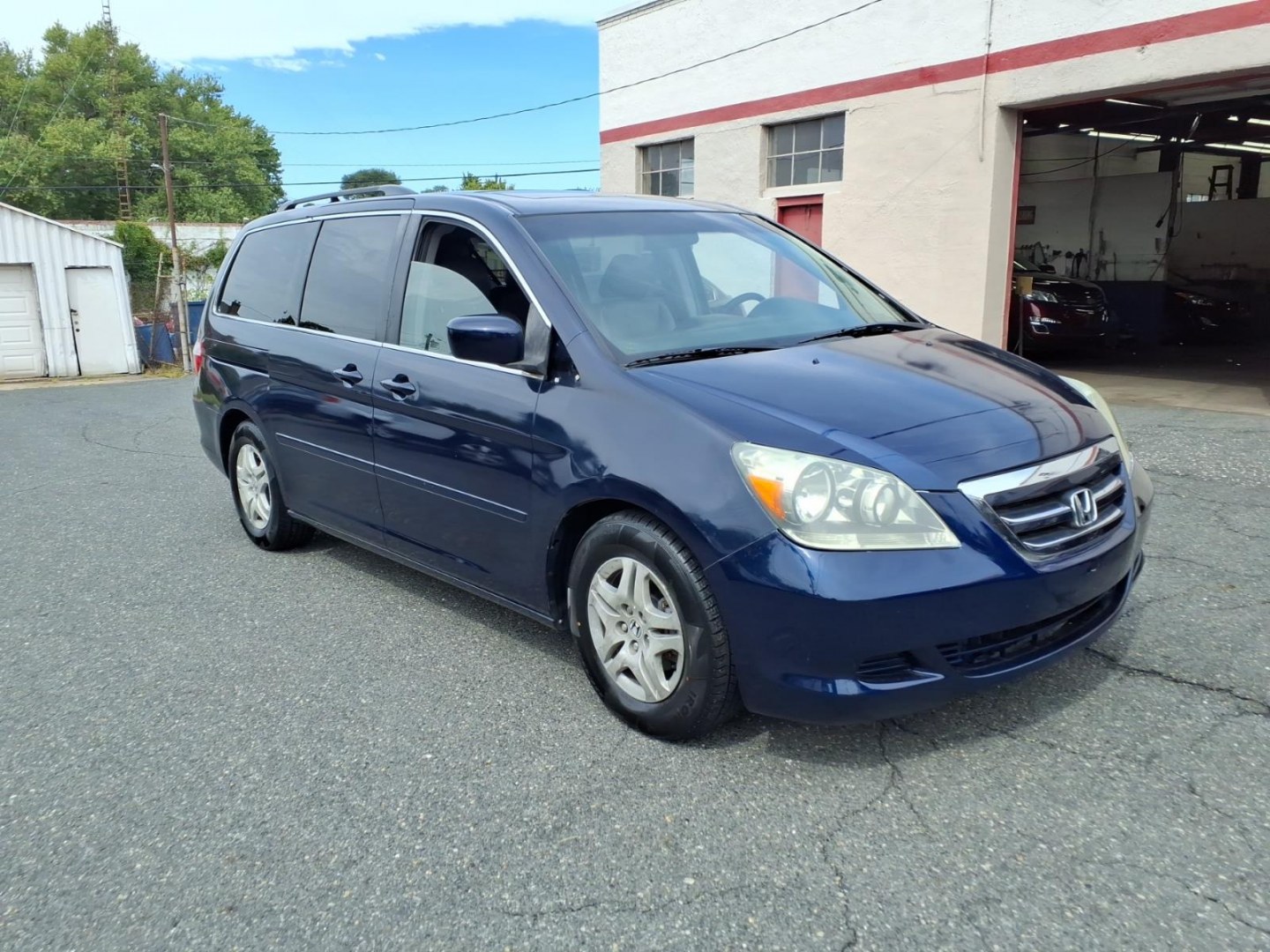 2005 Midnight Blue Pearl Honda Odyssey EX-L w/DVD (5FNRL38725B) with an 3.5L 3L NA V6 single overhead cam (SOHC) 24V Fuel Injected engine, 5-Speed Automatic transmission, located at 50 Eastern Blvd., Essex, MD, 21221, (410) 686-3444, 39.304367, -76.484947- Photo#6