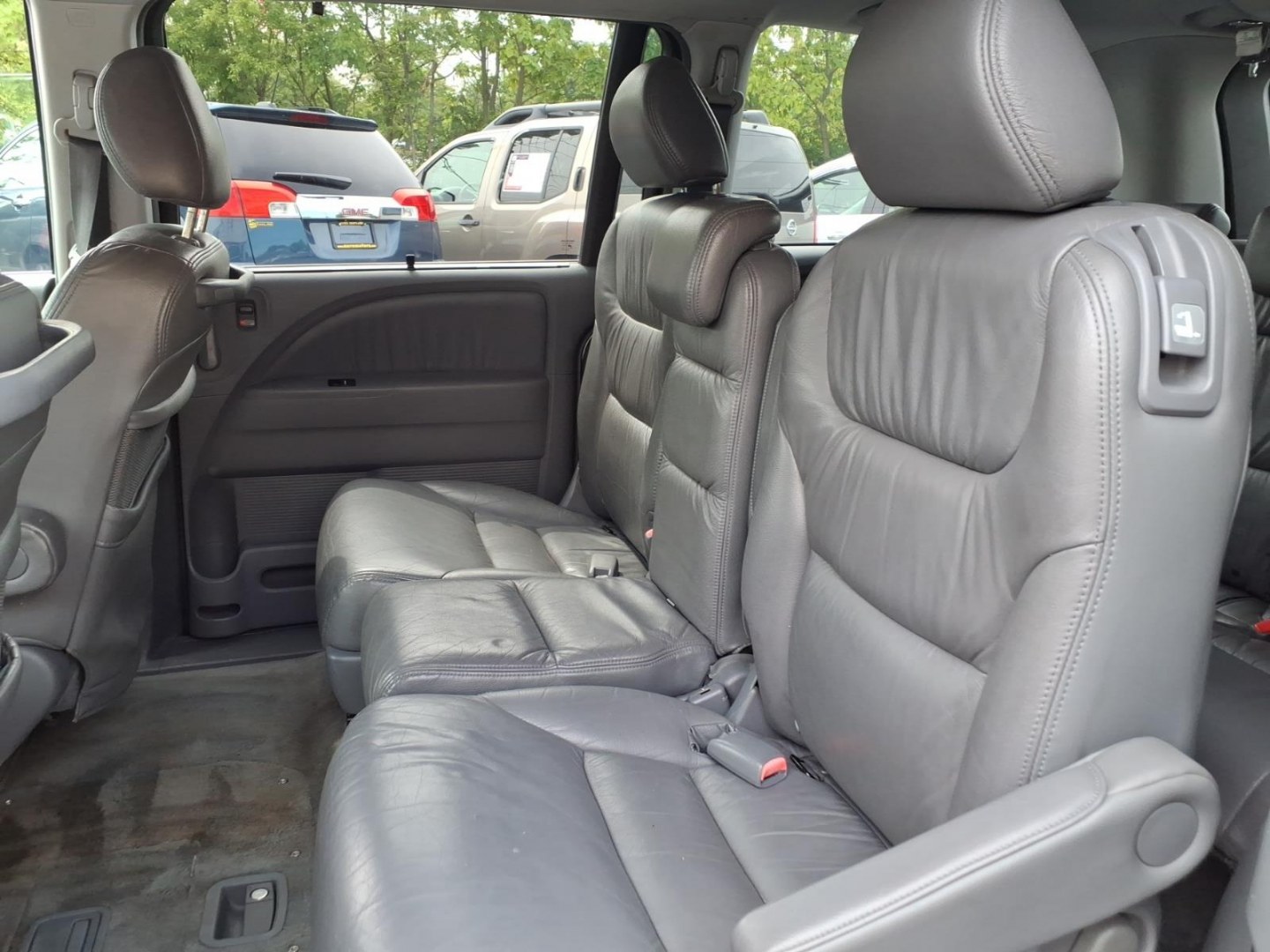 2005 Midnight Blue Pearl Honda Odyssey EX-L w/DVD (5FNRL38725B) with an 3.5L 3L NA V6 single overhead cam (SOHC) 24V Fuel Injected engine, 5-Speed Automatic transmission, located at 50 Eastern Blvd., Essex, MD, 21221, (410) 686-3444, 39.304367, -76.484947- Photo#11