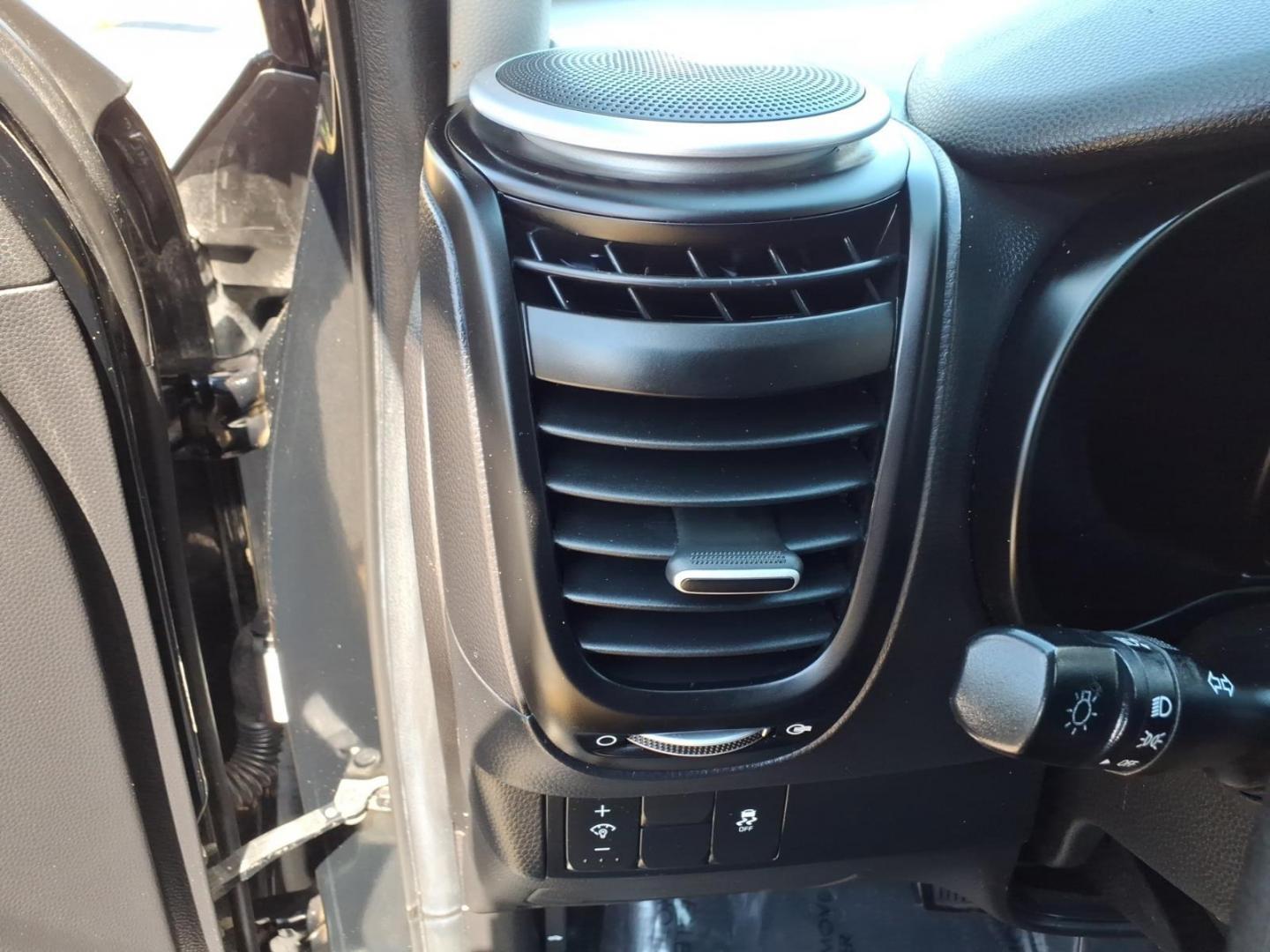 2015 Black Kia Soul Base (KNDJN2A29F7) with an 1.6L 1.6L I4 130hp 118ft. lbs. Fuel Injected engine, 6-Speed Shiftable Automatic transmission, located at 50 Eastern Blvd., Essex, MD, 21221, (410) 686-3444, 39.304367, -76.484947 - Photo#19